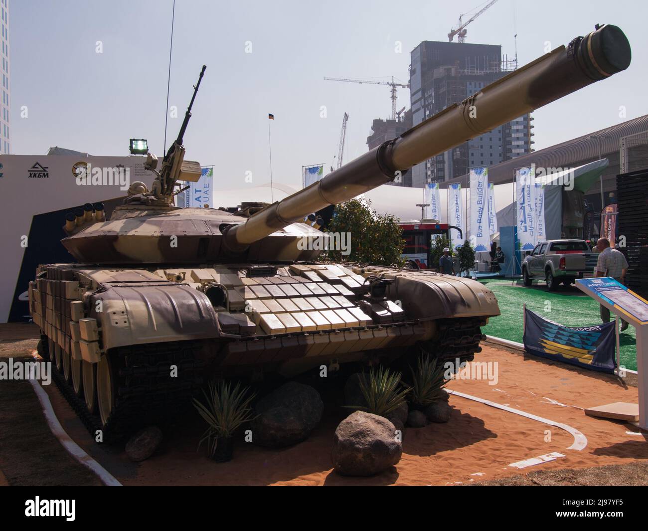 Abu Dhabi, VAE - 23. Februar. 2011: Ukrainische Armee T-72B auf der IDEX 2011 Militärausstellung Stockfoto