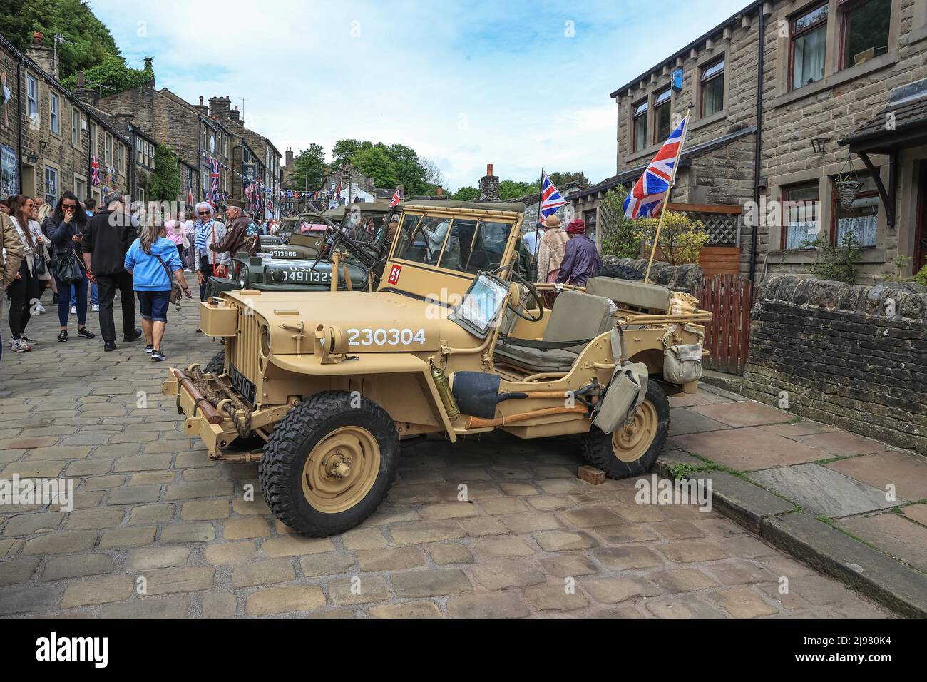 Die Armee der 40er Jahre jeeps in der Hauptstraße von Howarth Stockfoto