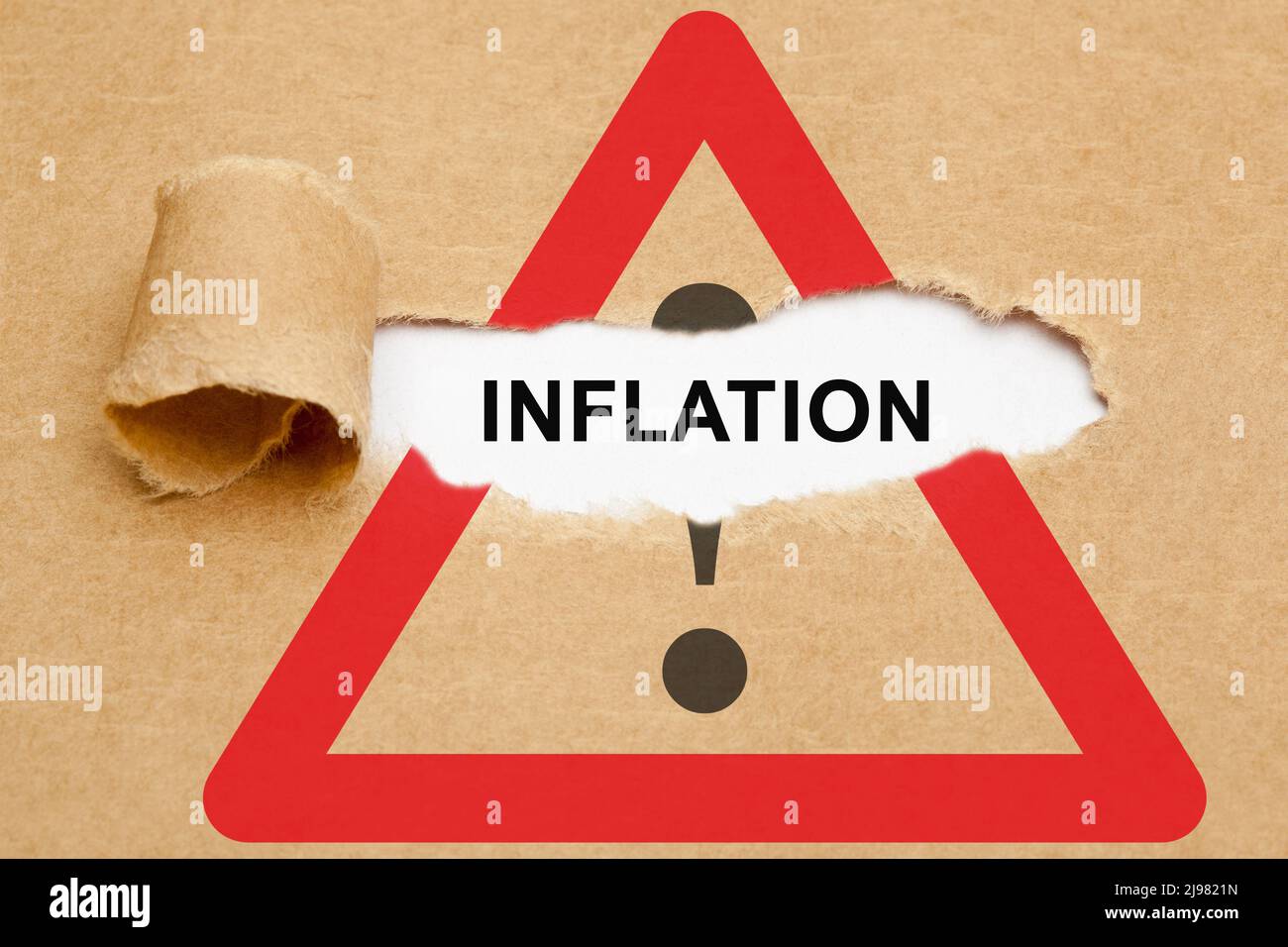 Wortinflation erscheint hinter zerrissenem braunem Papier auf dem Achtung-Straßenschild. Konzept über die Erhöhung der Inflationsrate und die Annäherung an die Finanzkrise. Stockfoto