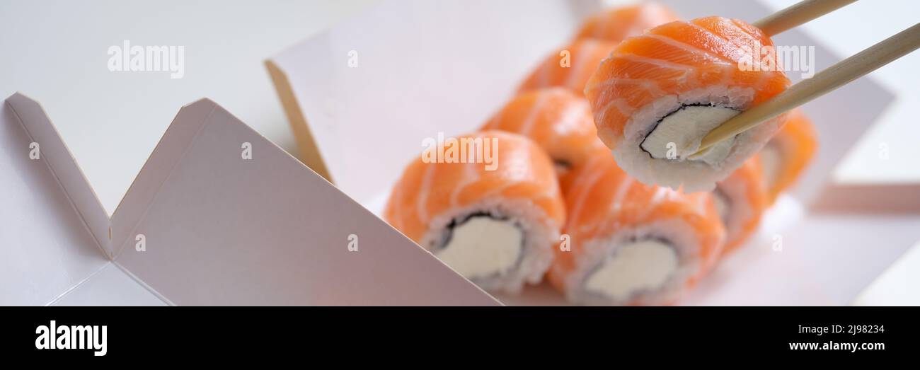 Schöne Auswahl an frischem Sushi in einer Schachtel, Nahaufnahme Stockfoto