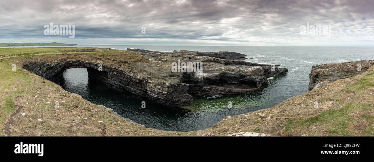 Zerklüftete Küste am Wild Atlantic Way in Bridges of Ross, County Clare, Irland Stockfoto