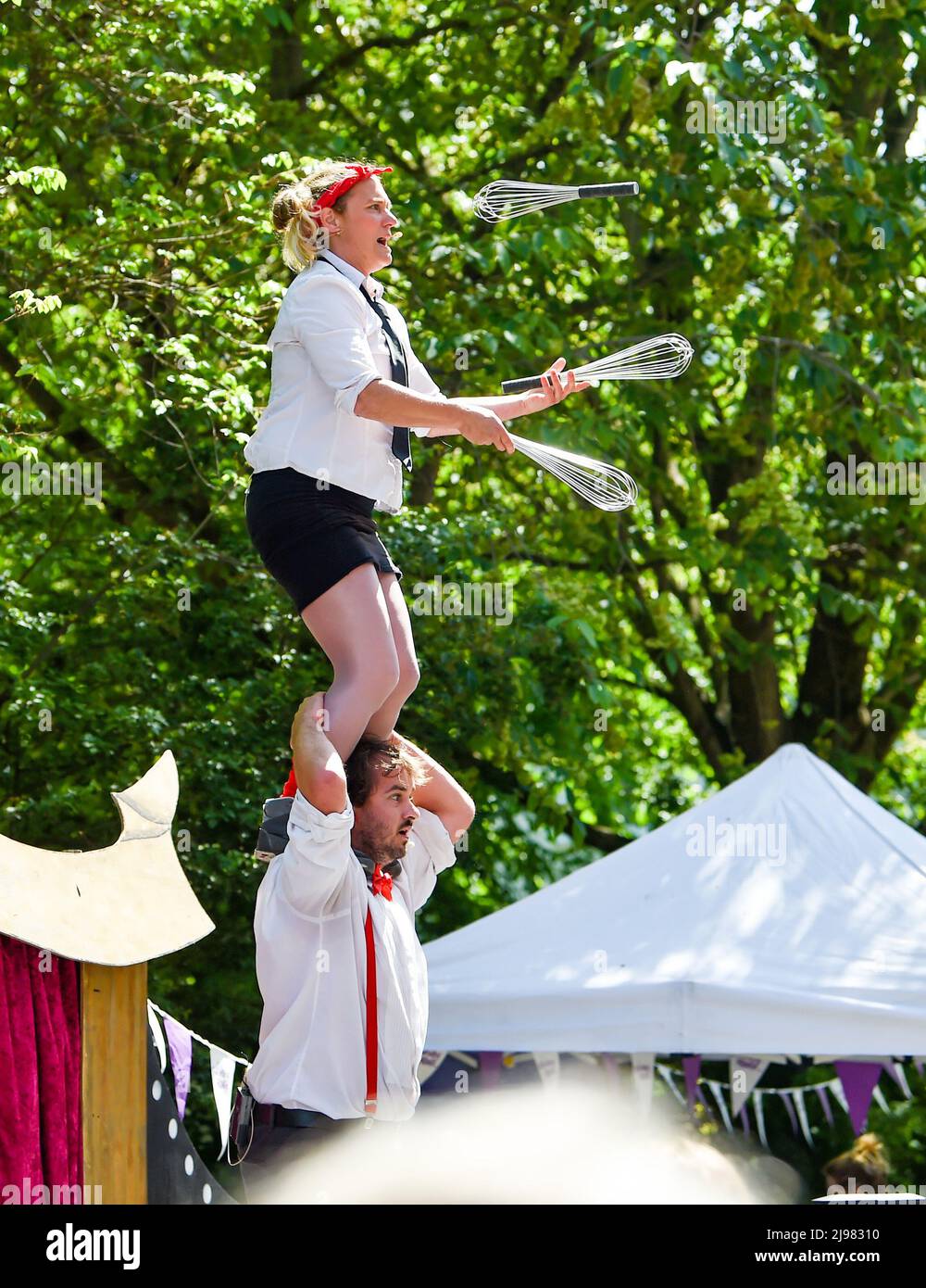 Brighton UK 21. May 2022 - Darsteller unterhalten die Massen im Sonnenschein von Brighton während der Ereignisse auf den Straßen von Brighton Festival Fringe City heute, da das warme Wetter über das Wochenende anhalten wird : Credit Simon Dack / Alamy Live News Stockfoto