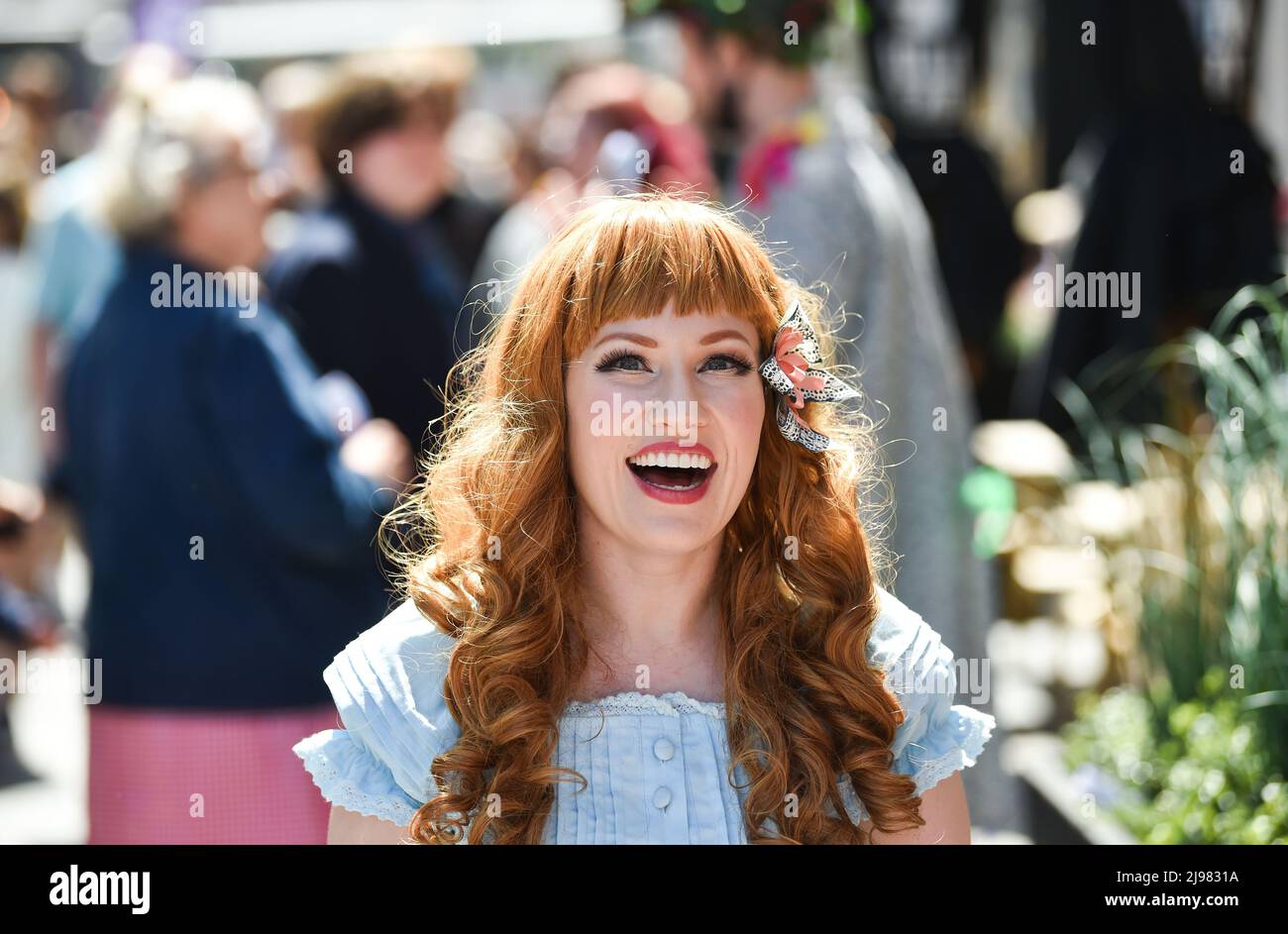 Brighton UK 21. May 2022 - die Massen genießen heute die Sonne in Brighton's North Laine, da das warme Wetter über das Wochenende anhalten wird : Credit Simon Dack / Alamy Live News Stockfoto