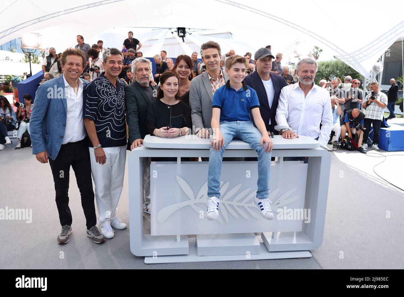 Aton Soumache, Ludovic Bourge, Alain Chabat, Anne Goscinny, Director Amandine Fredon, Regisseur Benjamin Massoubre, Simon Faliu, Laurent Lafitte und Lilian Eche nehmen am 75. 21. Mai 2022 in Cannes, Frankreich, an der Fotoserie „Le Petit Nicolas - Qu'est CE Qu'on attend Pour Etre Heureux“ Teil. Foto von David Boyer/ABACAPRESS.COM Stockfoto