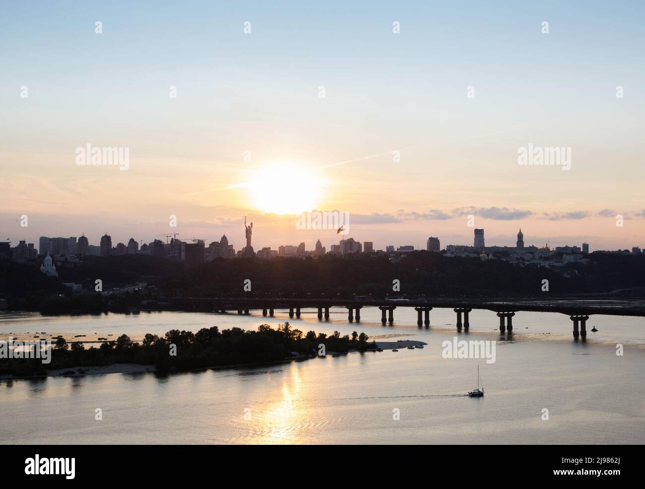 Kiew aus der Vogelperspektive mit einer Brücke über den Dnjepr und Blick auf das Pechersky-Viertel bei Sonnenuntergang. Stadtlandschaft auf der Hauptstadt Ukr Stockfoto