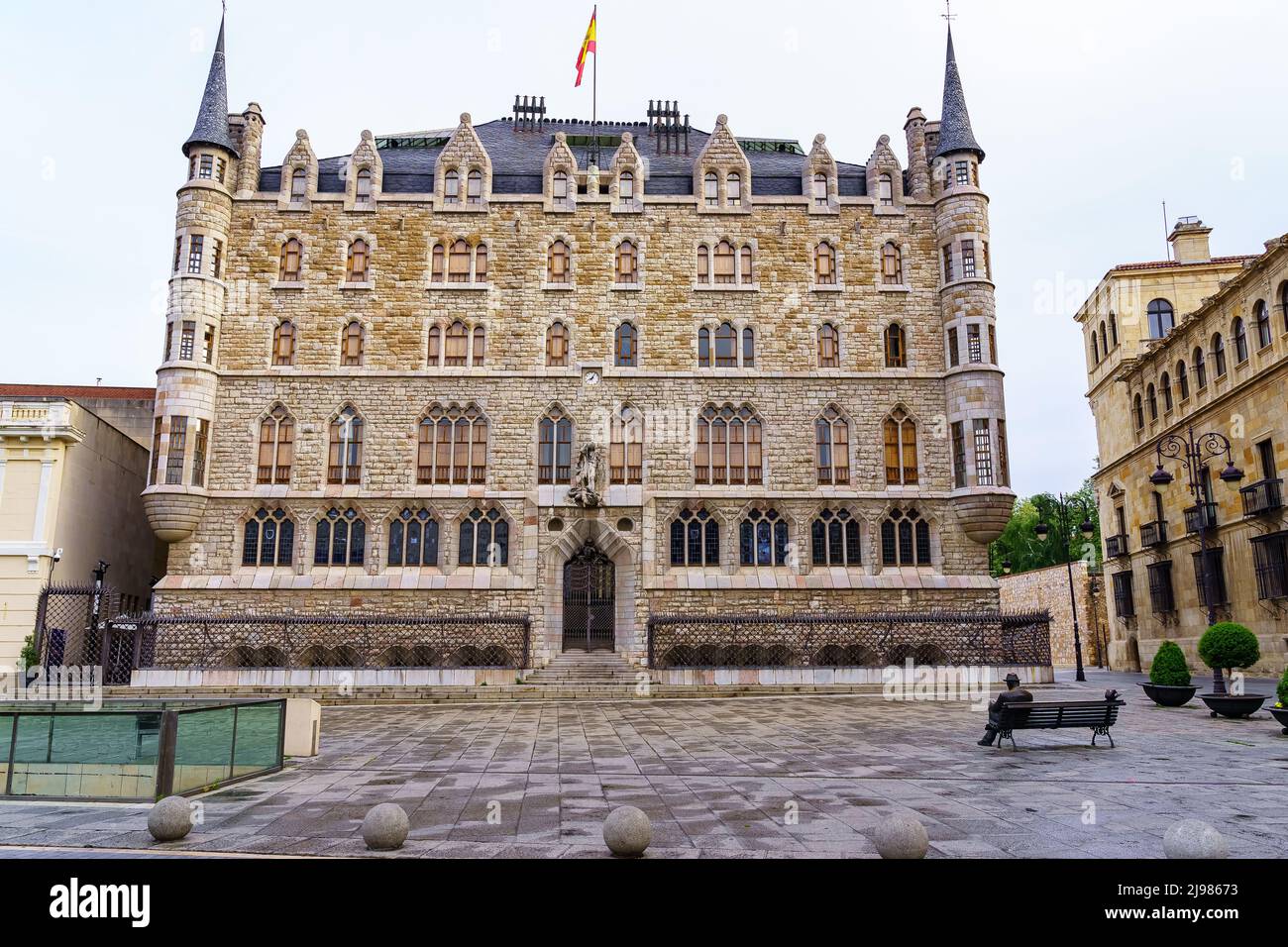 Gebäudefassade der monumentalen Stadt Leon in Spanien. Stockfoto