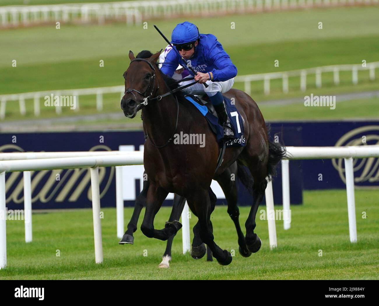 Der von William Buick gerittene native Trail gewinnt die Tattersalls Irish 2.000 Guineas am zweiten Tag des Tattersalls Irish Guineas Festivals auf der Curragh Rennbahn in der Grafschaft Kildare, Irland. Bilddatum: Samstag, 21. Mai 2022. Stockfoto