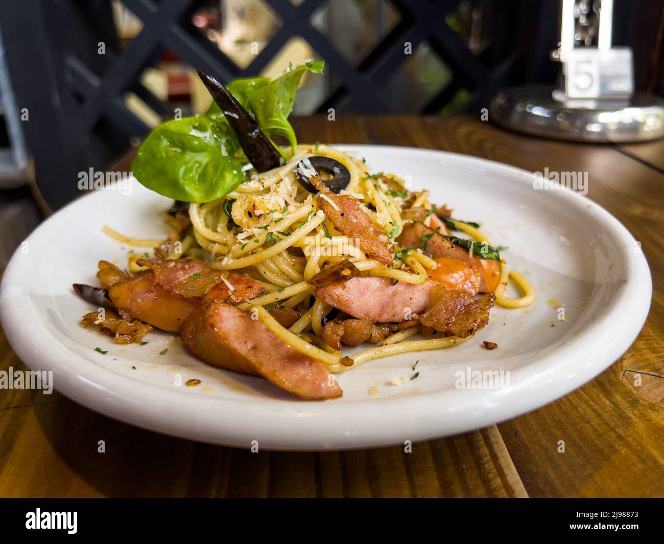 Die Spaghetti mit getrockneten Chili und knusprigem Speck und Wurst Stockfoto