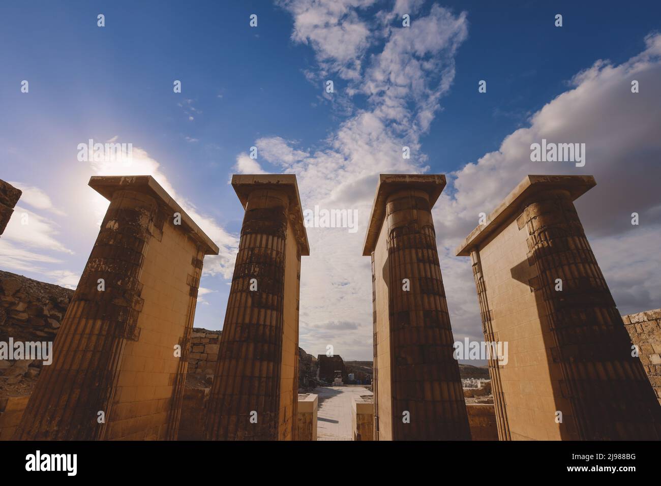 Alte Ruinen und Säulen in der Nähe des Grabkomplexes und der Stufenpyramide von Djoser in Saqqara, Ägypten Stockfoto