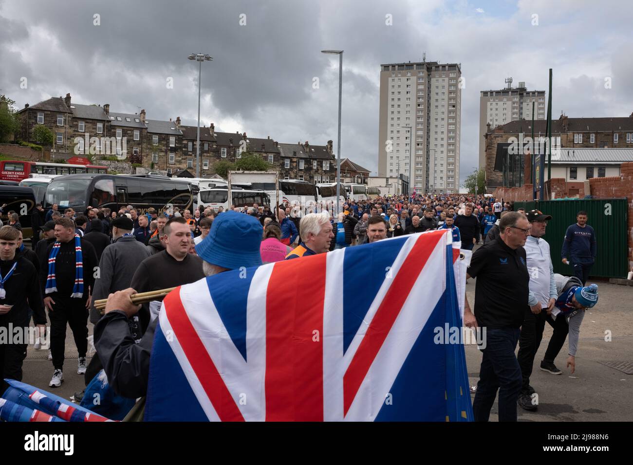 Glasgow, Großbritannien, 21.. Mai 2022. Fußballfans des Rangers FC kommen im Hampden Stadium an, um sich beim Scottish Cup Final in Glasgow, Schottland, am 21. Mai 2022, den FC Rangers gegen den FC Hearts anzusehen. Foto: Jeremy Sutton-Hibbert/Alamy Live News. Stockfoto