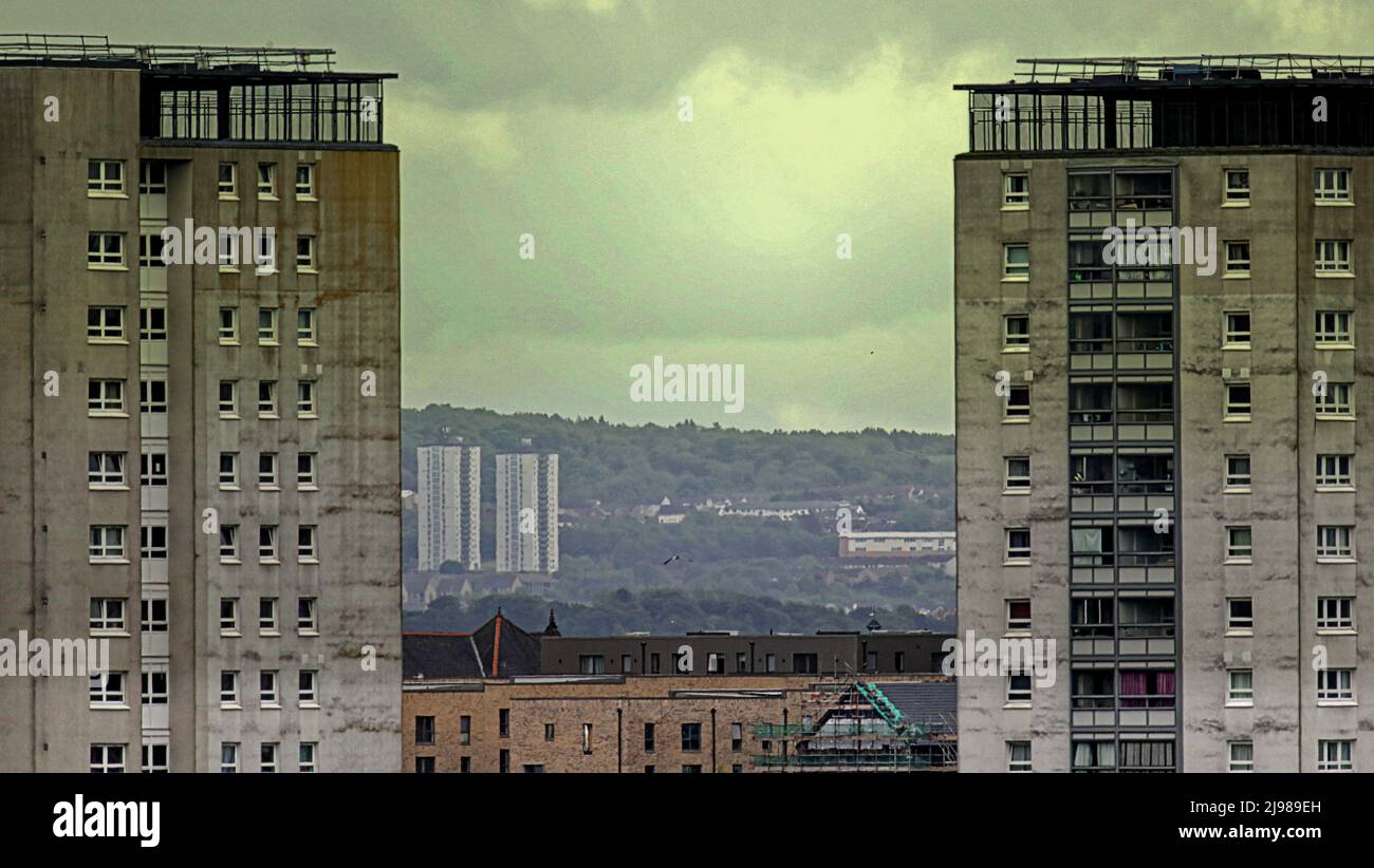 Glasgow, Schottland, Großbritannien, 22.. Mai 2022. UK Wetter: : Nass in der Stadt ein stürmischer Himmel über der Stadt und ihren entfernten Wahrzeichen. Die Toers der lincoln Avenue Rahmen die Türme und Gehäuse Schema von castlemilk in der Distance, die den rat Gehäuse in der Stadt.ll Credit Gerard Ferry/Alamy Live News Stockfoto