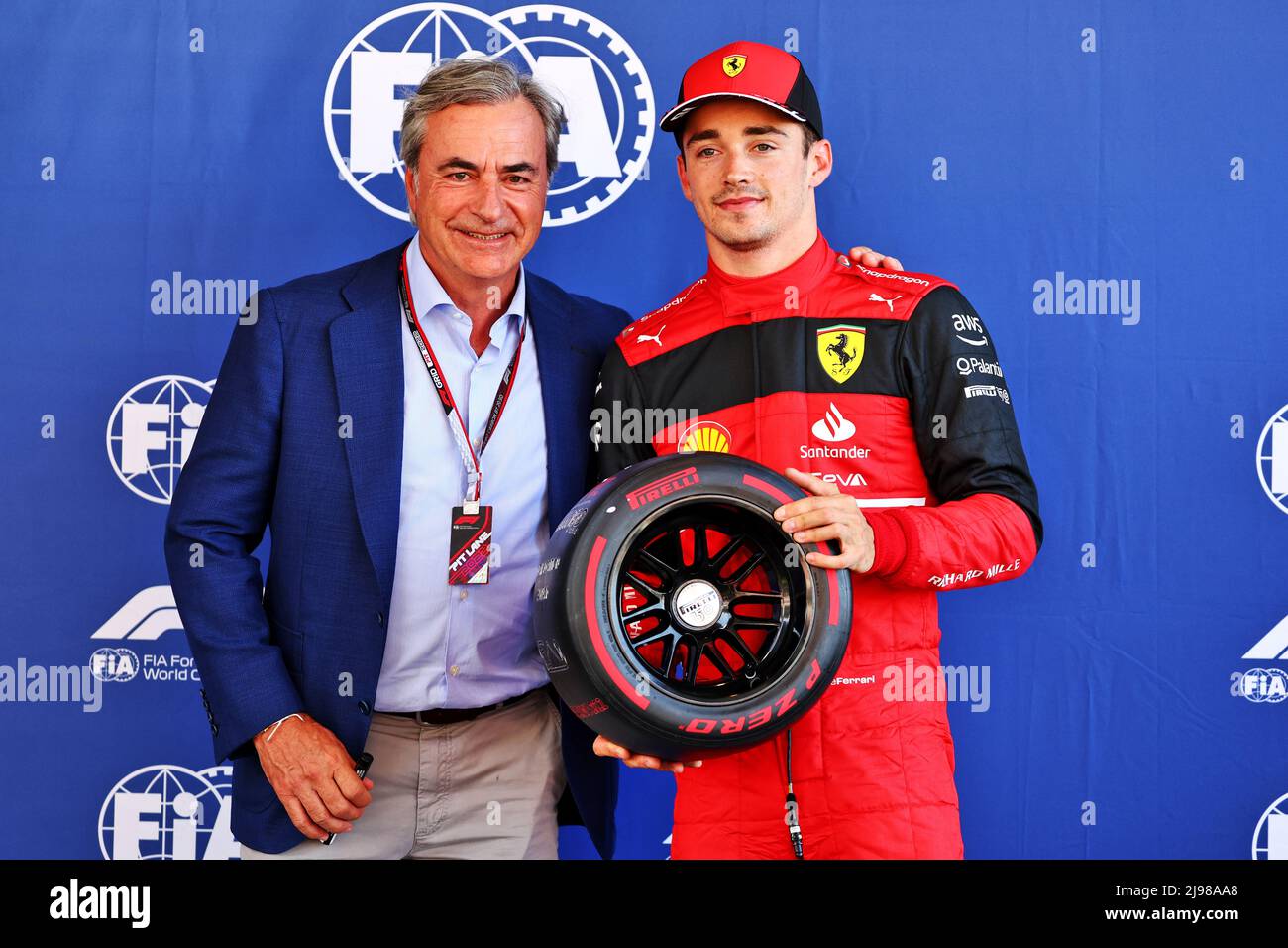 Charles Leclerc (MON) Ferrari erhält den TRHE Pirelli Pole Position Award von Carlos Sainz (ESP). 21.05.2022. Formel 1 Weltmeisterschaft, Rd 6, Großer Preis Von Spanien, Barcelona, Spanien, Qualifizierender Tag. Bildnachweis sollte lauten: XPB/Press Association Images. Stockfoto