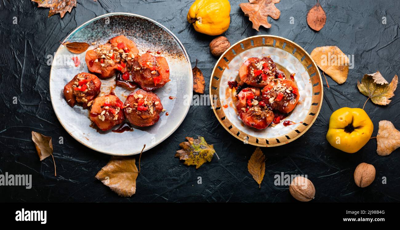 Süßes türkisches, karamellisiertes Quitten-Dessert. Herbstlich süß Stockfoto