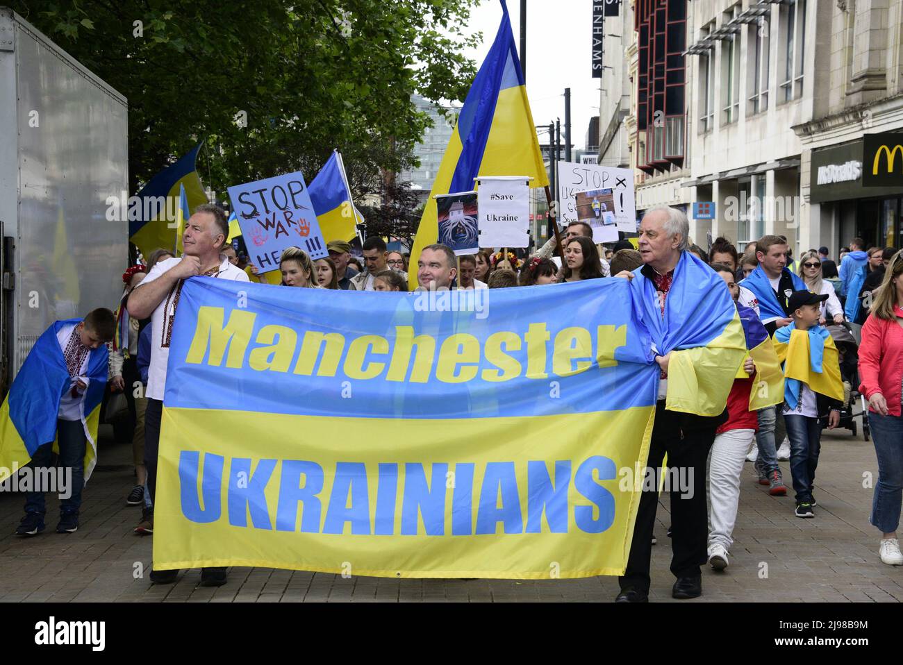 Manchester, Großbritannien, 21. Mai 2022. „Stand with Ukraine“ Anti-war-Rallye City Centre march, ein Protest gegen die russische Invasion der Ukraine in Piccadilly Gardens, Zentrum von Manchester, England, Vereinigtes Königreich, Britische Inseln. Kredit: Terry Waller/Alamy Live News Stockfoto