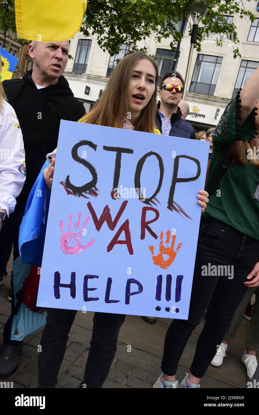 Manchester, Großbritannien, 21. Mai 2022. „Stand with Ukraine“ Anti-war-Rallye City Centre march, ein Protest gegen die russische Invasion der Ukraine in Piccadilly Gardens, Zentrum von Manchester, England, Vereinigtes Königreich, Britische Inseln. Kredit: Terry Waller/Alamy Live News Stockfoto
