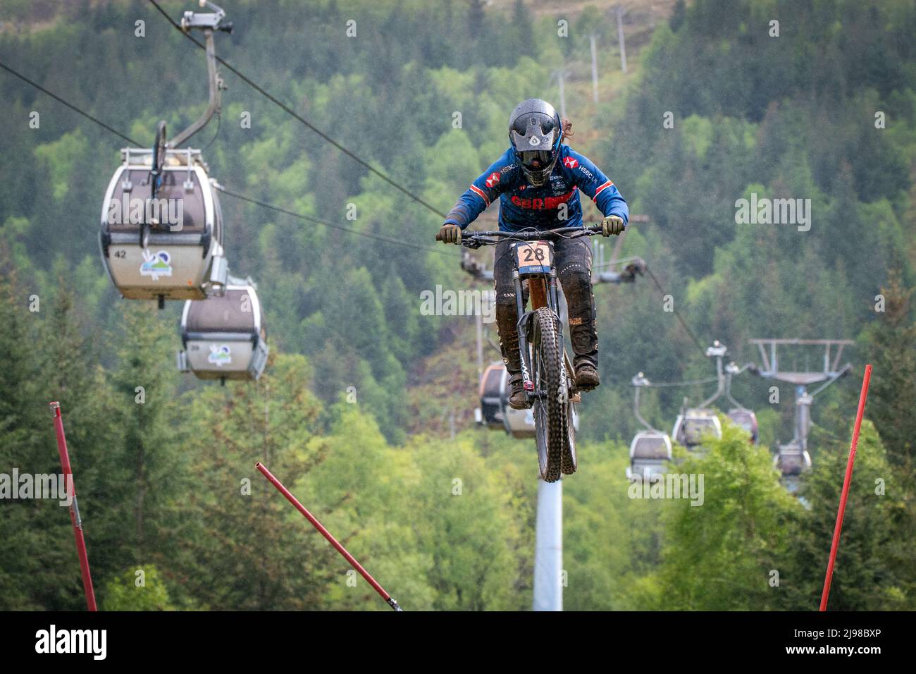 Die Großbritanniens Maya Atkinson beim Elite Women's Downhill Qualifying am ersten Tag des Mercedes-Benz UCI MTB World Cup in Fort William. Bilddatum: Samstag, 21. Mai 2022. Stockfoto