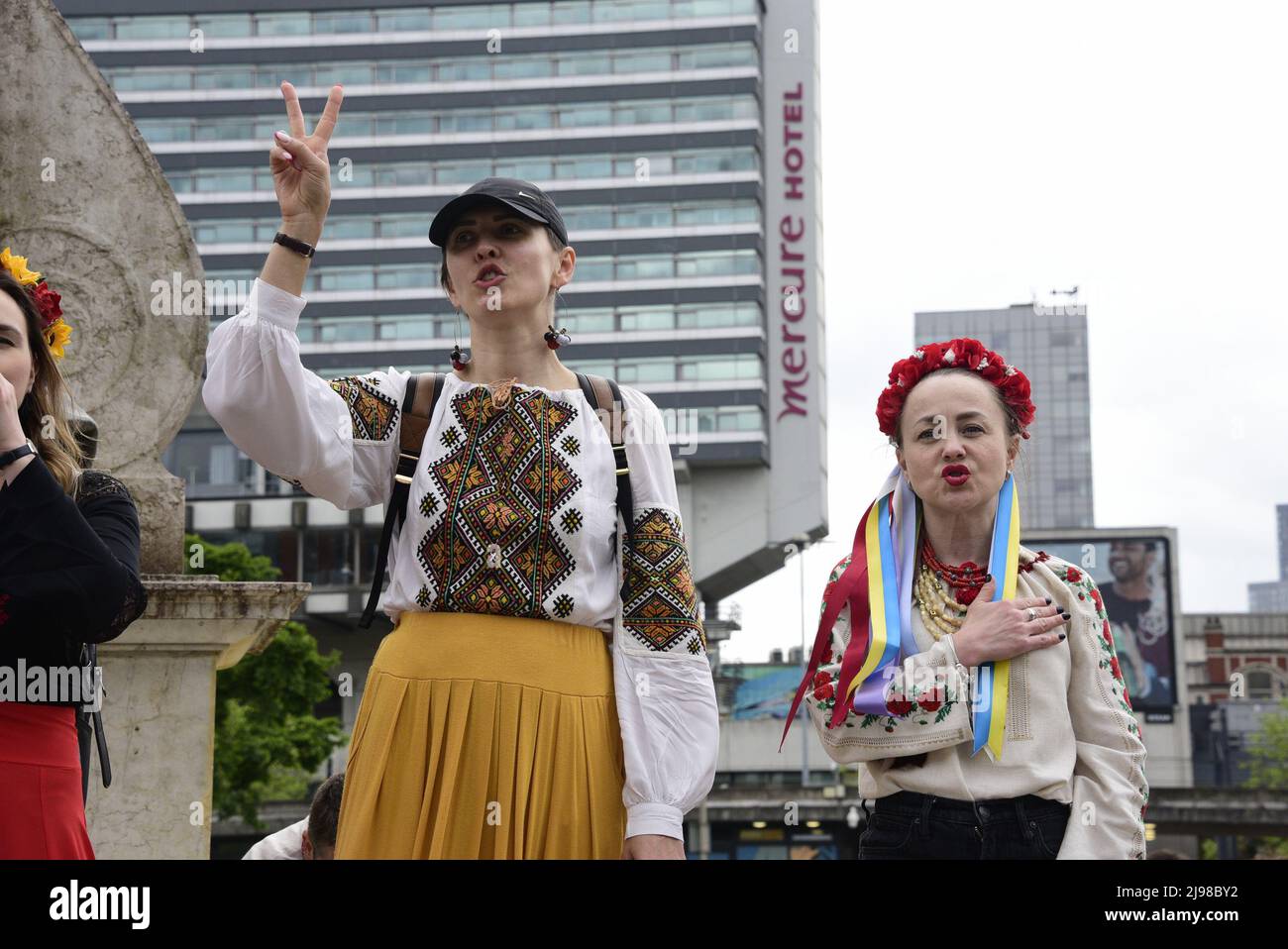 Manchester, Großbritannien, 21.. Mai 2022. Anti-Kriegs-Kundgebung und besticktes Trikot im Stadtzentrum von manchester, ein Protest gegen die russische Invasion der Ukraine in Piccadilly Gardens, im Zentrum von Manchester, England, Großbritannien und den Britischen Inseln. Einige Demonstranten trugen bestickte Hemden im ukrainischen Kulturstil. Quelle: Terry Waller/Alamy Live News Stockfoto