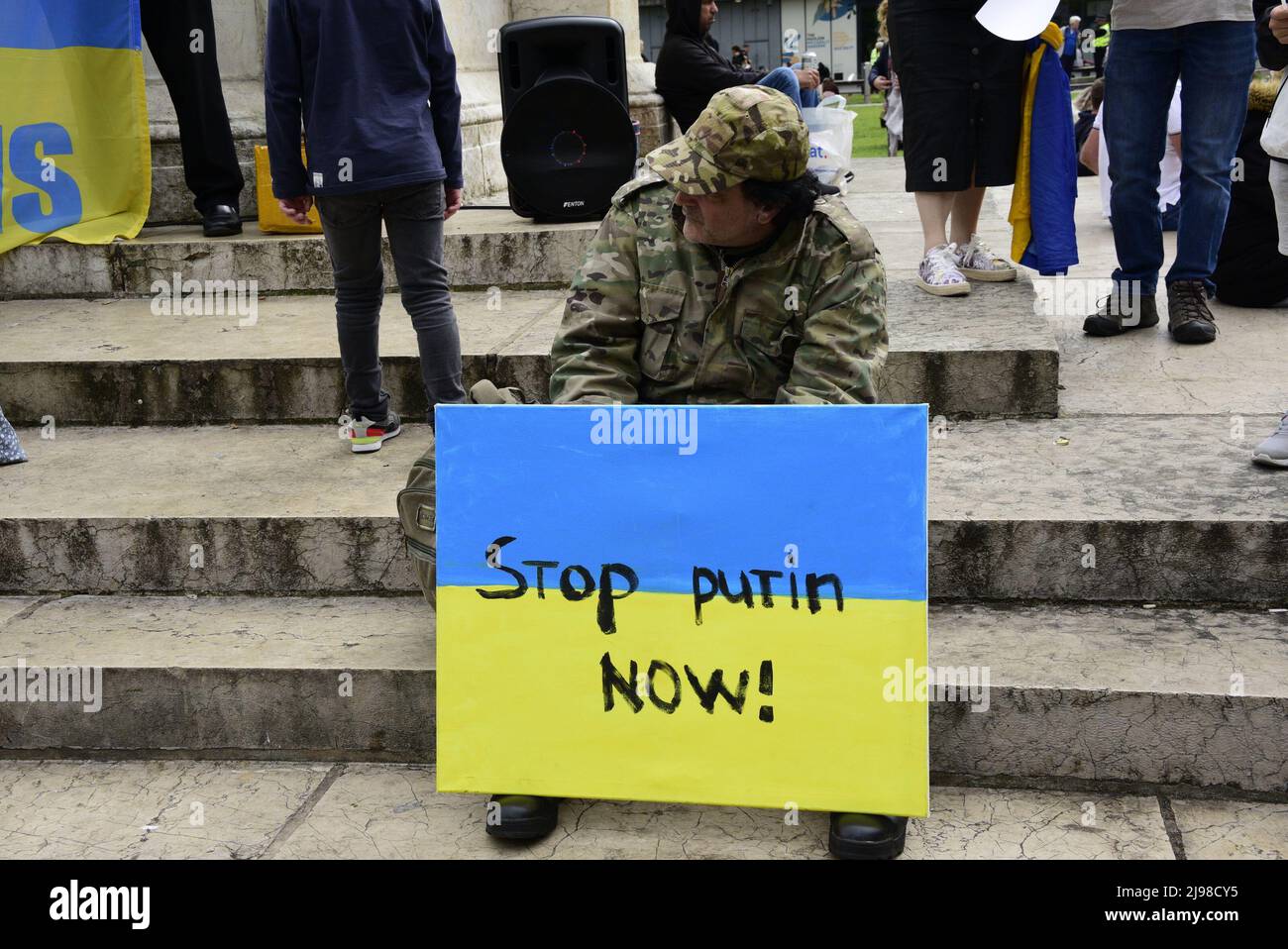 Manchester, Großbritannien, 21. Mai 2022. „Stand with Ukraine“ Anti-war-Rallye City Centre march, ein Protest gegen die russische Invasion der Ukraine in Piccadilly Gardens, Zentrum von Manchester, England, Vereinigtes Königreich, Britische Inseln. Kredit: Terry Waller/Alamy Live News Stockfoto