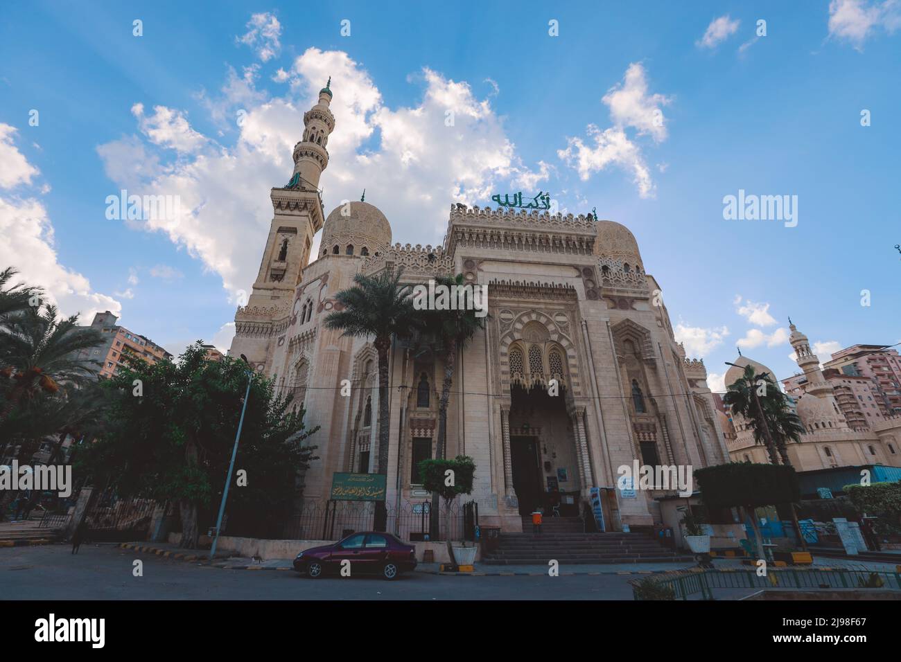 Außenansicht des sehr schönen Beispiels islamischer Kunst - ​Egyptian Abu al-Abbas al-Mursi Moschee in Alexandria Stockfoto