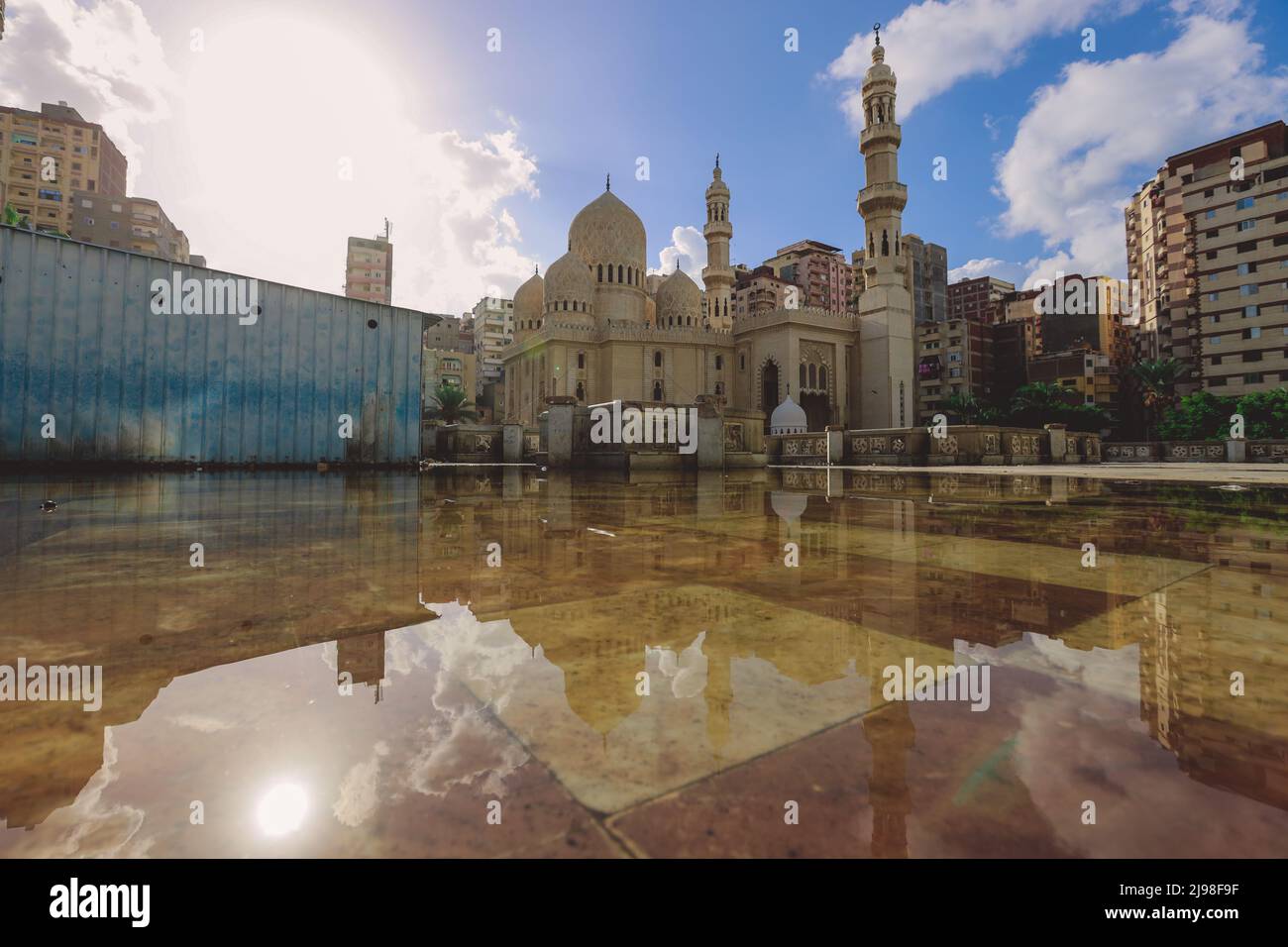 Außenansicht des sehr schönen Beispiels islamischer Kunst - ​Egyptian Abu al-Abbas al-Mursi Moschee in Alexandria Stockfoto