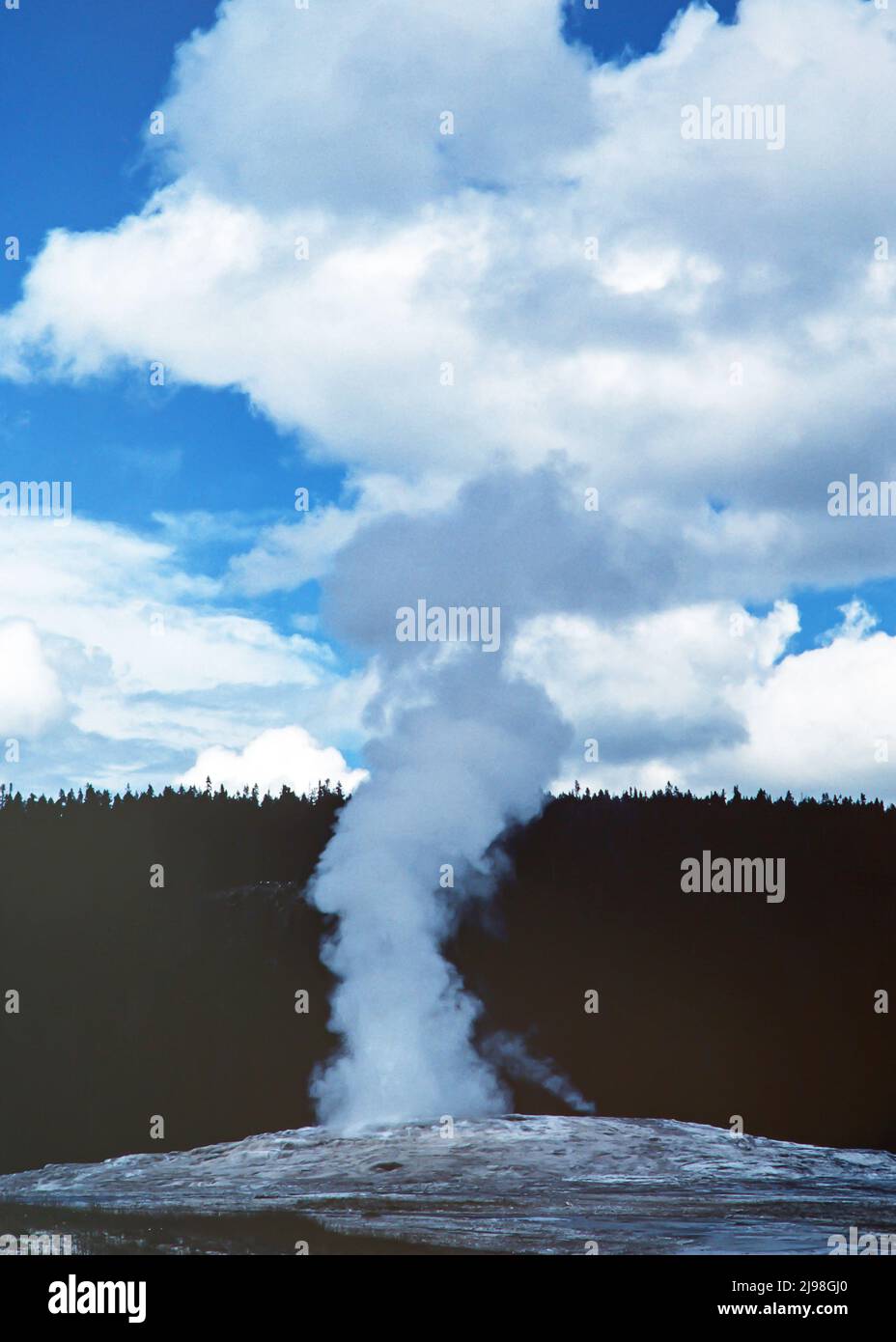 Eine Sequenz von Fotos, die den Ausbruch des Old Faithful Geysir im Yellowstone National Park, Wyoming, zeigen. Stockfoto