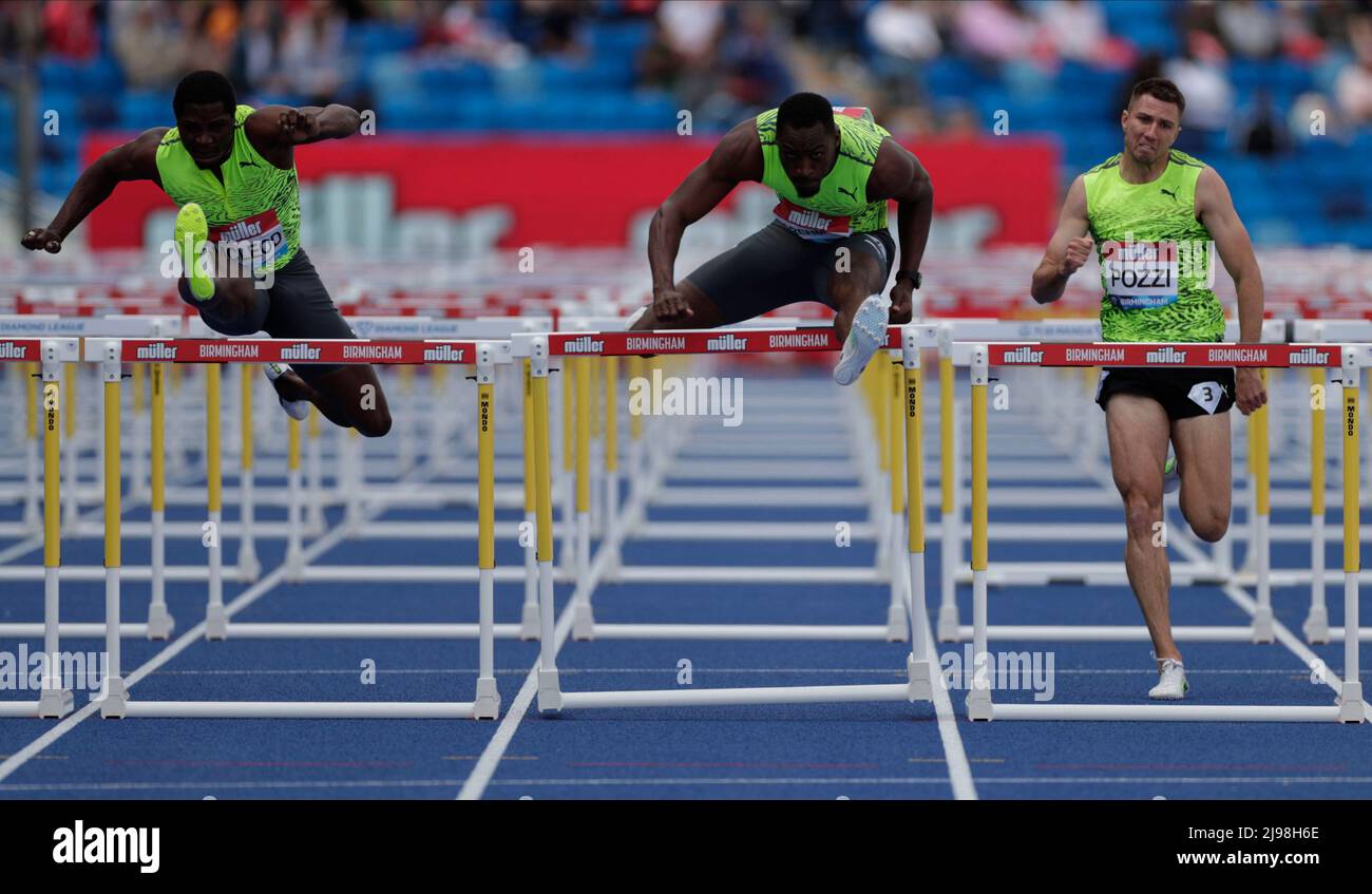 21.. Mai 2022 ; Alexander Stadium, Birmingham, Midlands, England; M&#xfc;ller Birmingham Diamond League Leichtathletik: Hansle Pergament USA gewinnt die Herren 110m Hürden in einer WL-Zeit von 13:09 war Omar McLeod JAM (L) Zweiter in einer Zeit von 13:17, Andrew Possi GBR (R) war 5. in einer Zeit von 13:39 Stockfoto