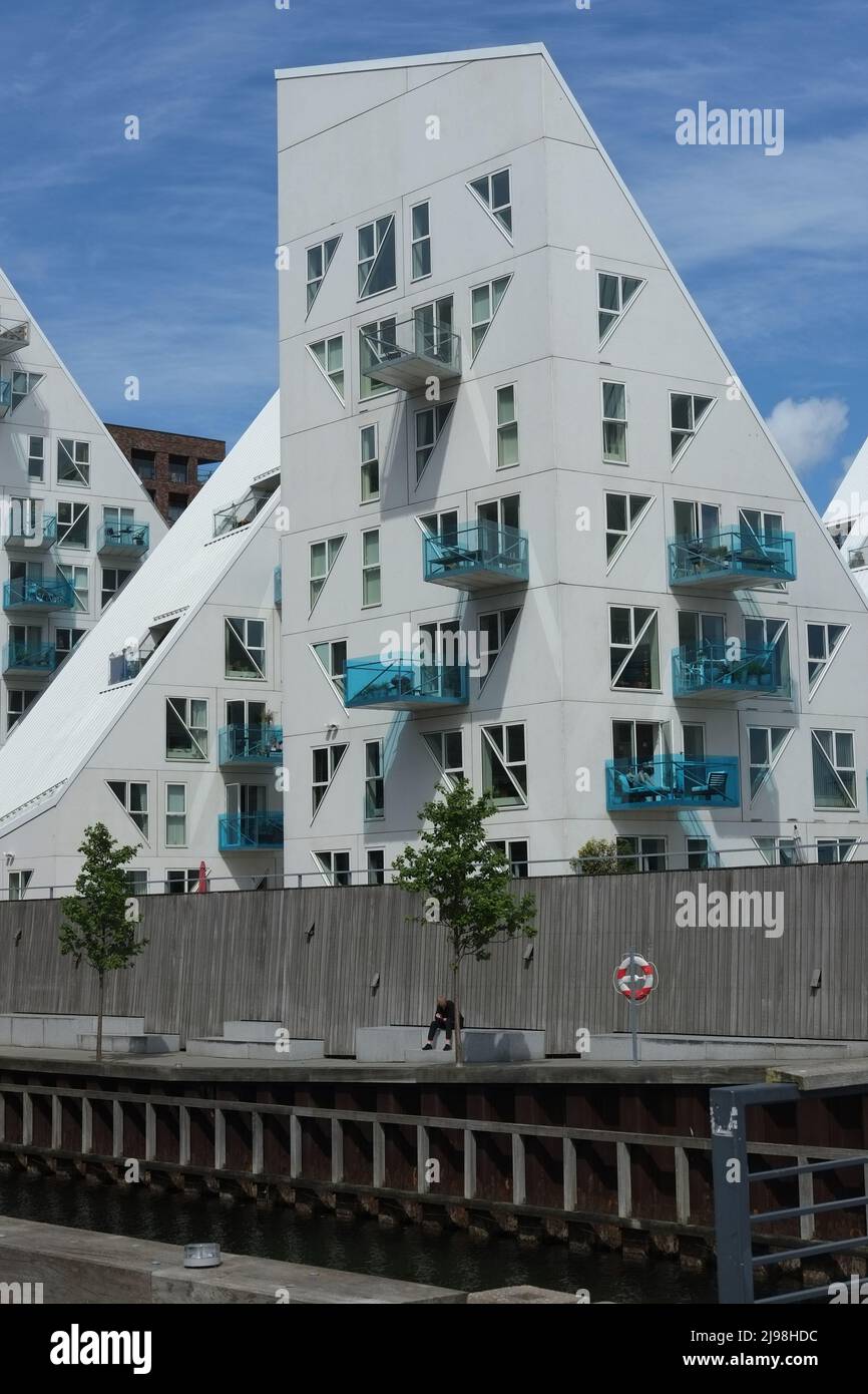Detail der blauen Balkone des Wohnkomplexes Iceberg (Isbjerget) mit 200 Wohnungen auf der Insel Aarhus (Aarhus Ø), in Dänemarks zweiter Großmacht Stockfoto