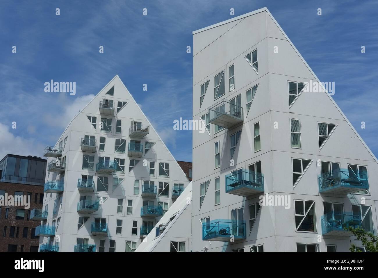 Detail der blauen Balkone des Wohnkomplexes Iceberg (Isbjerget) mit 200 Wohnungen auf der Insel Aarhus (Aarhus Ø), in Dänemarks zweiter Großmacht Stockfoto