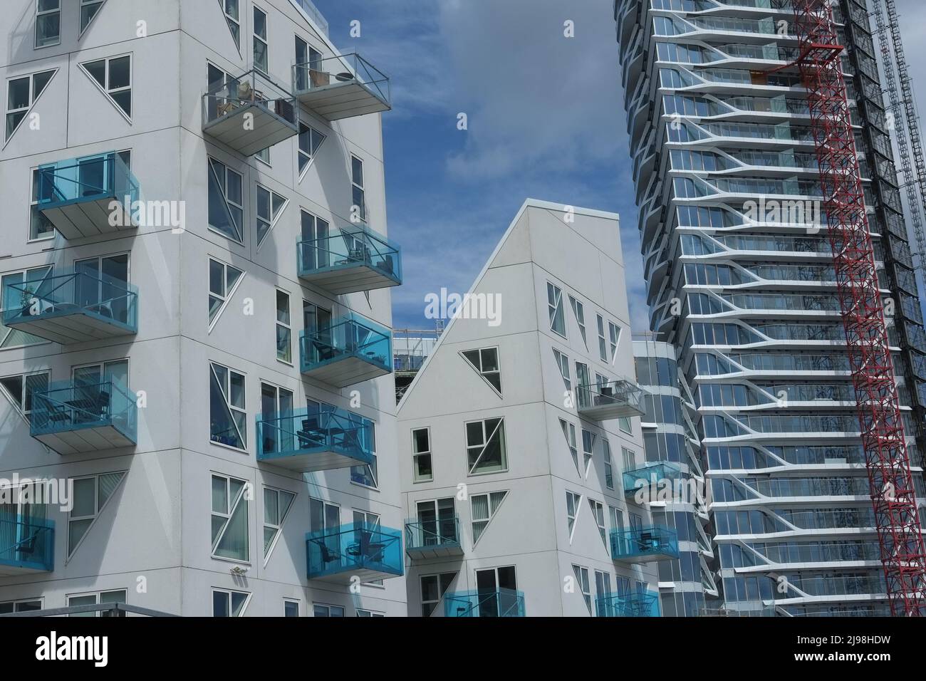 Detail der blauen Balkone des Wohnkomplexes Iceberg (Isbjerget) mit 200 Wohnungen auf der Insel Aarhus (Aarhus Ø), in Dänemarks zweiter Großmacht Stockfoto