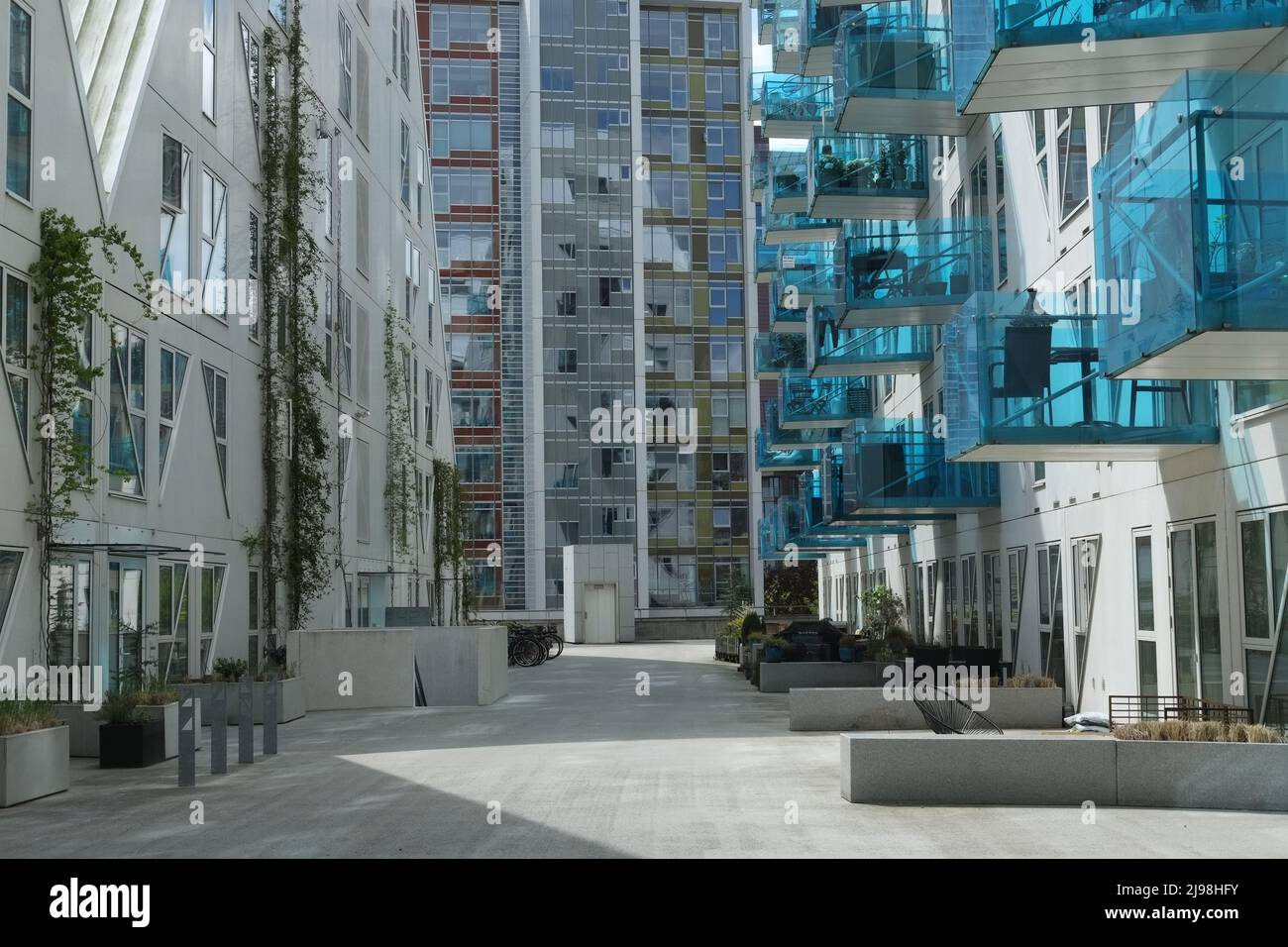 Blaue Balkone des Wohnkomplexes Iceberg (Isbjerget) mit 200 Apartments auf der Insel Aarhus (Aarhus Ø), in Dänemarks zweitgrößter Stadt Stockfoto