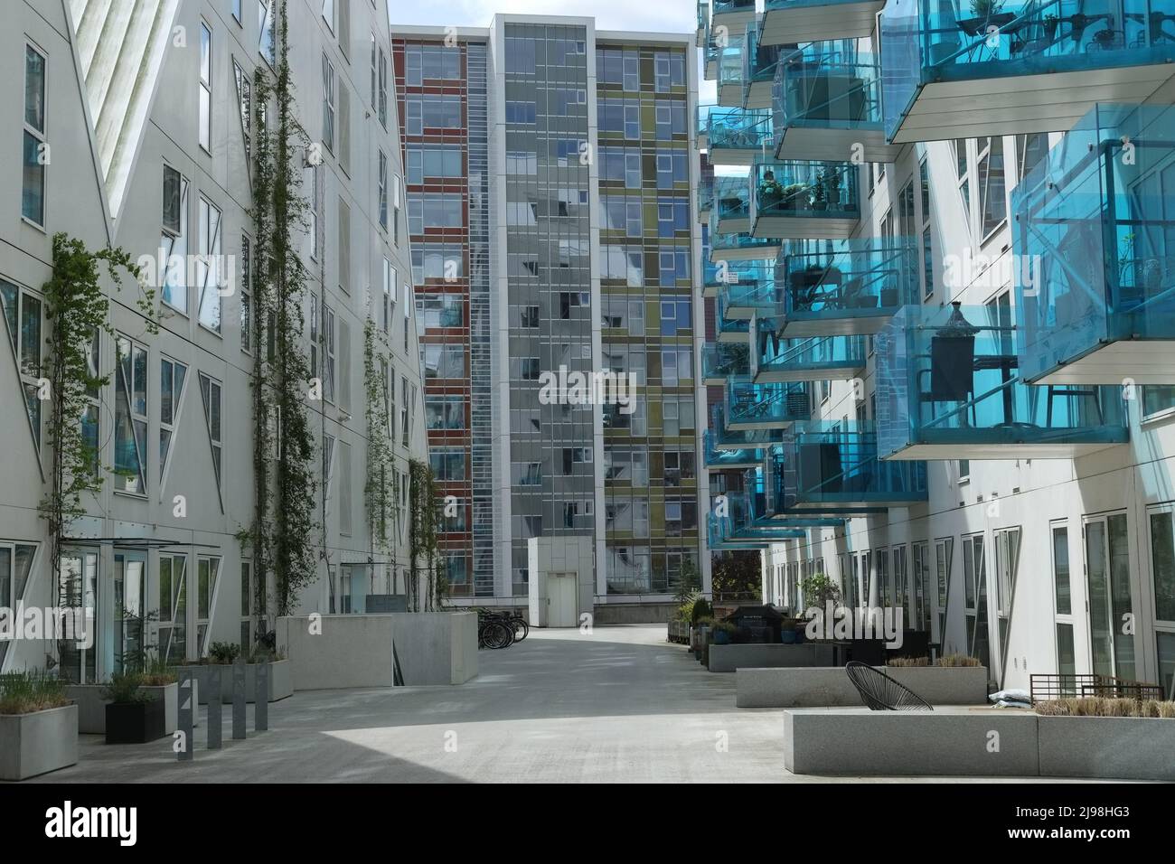 Blaue Balkone des Wohnkomplexes Iceberg (Isbjerget) mit 200 Apartments auf der Insel Aarhus (Aarhus Ø), in Dänemarks zweitgrößter Stadt Stockfoto