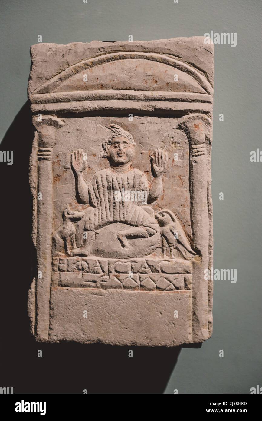 Antike Exponate im Nationalmuseum von Alexandria - Marmor- und Steinstatuen, Bücher, mittelalterliche Dekoration und römisches Geschirr Stockfoto