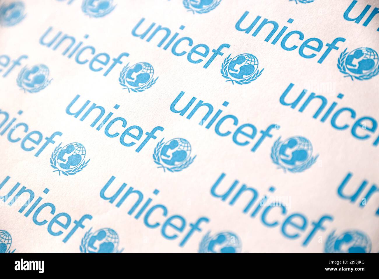 TERNOPIL, UKRAINE - 2. MAI 2022: UNICEF-Logo auf Papier. UNICEF ist ein Programm der Vereinten Nationen, das humanitäre und entwicklungspolitische Hilfe für leistet Stockfoto