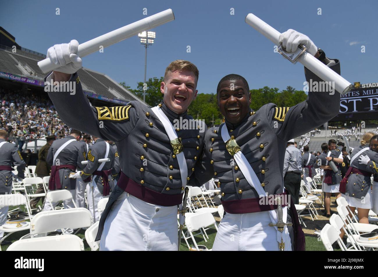 New York, USA. 21.. Mai 2022. Die Kadetten feiern nach ihrem Amtseid im Michie Stadium während der Abschlussfeier der United States Military Academy West Point 2022, West Point, NY, 21. Mai 2022. Dies ist die erste Graduierung, an der Familienmitglieder seit 2020 persönlich teilnehmen dürfen. (Foto von Anthony Behar/Sipa USA) Quelle: SIPA USA/Alamy Live News Stockfoto