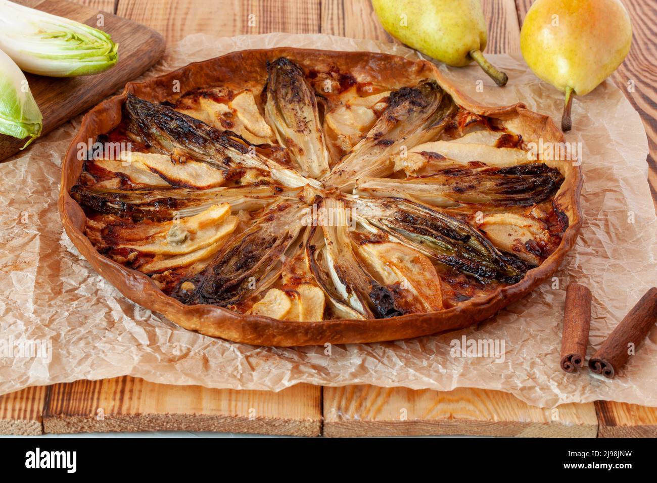 sweety salzige Endives, Birnen- und Gorgonzola-Tarte auf einem hölzernen Hintergrund, Seitenansicht Stockfoto