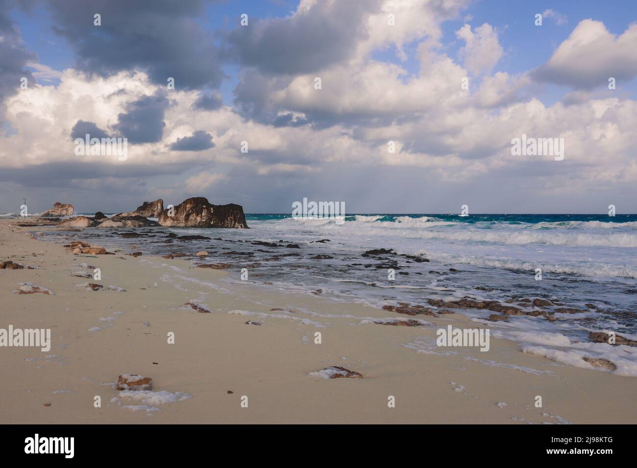 Windige und felsige Küste des Mittelmeers in der Stadt Marsa Matruh unter blauem wolkigen Himmel ohne Menschen in der Nähe, Ägypten Stockfoto