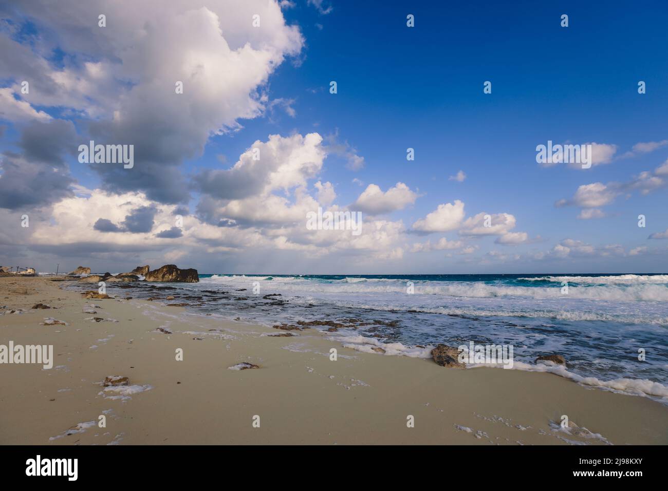 Windige und felsige Küste des Mittelmeers in der Stadt Marsa Matruh unter blauem wolkigen Himmel ohne Menschen in der Nähe, Ägypten Stockfoto