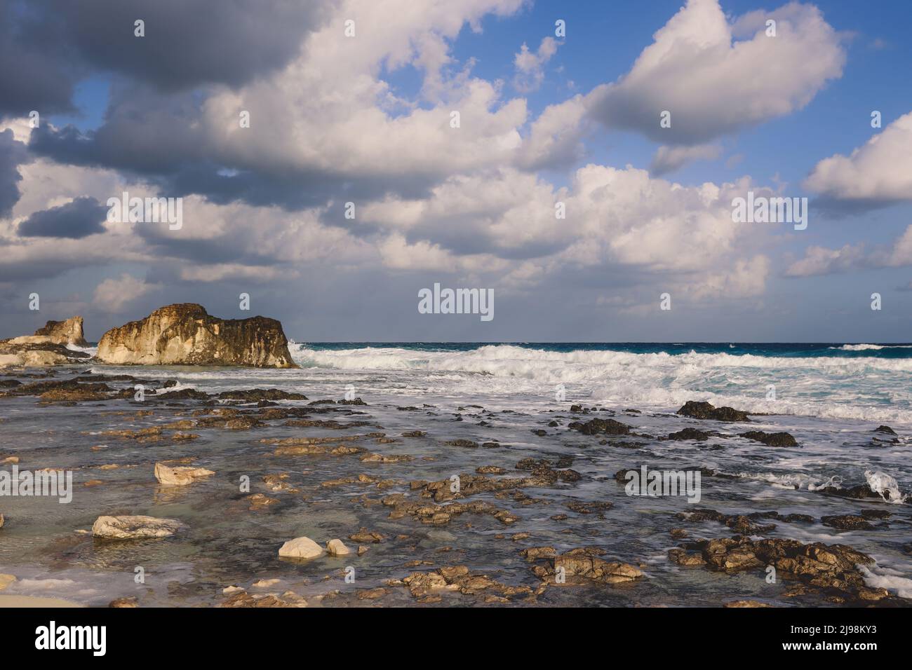Windige und felsige Küste des Mittelmeers in der Stadt Marsa Matruh unter blauem wolkigen Himmel ohne Menschen in der Nähe, Ägypten Stockfoto