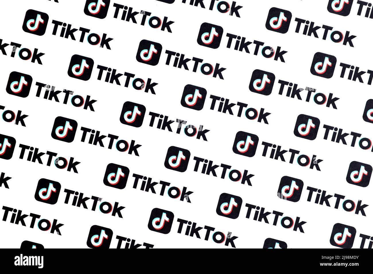TERNOPIL, UKRAINE - 2. MAI 2022: Viele TikTok-Logos auf Papier gedruckt. TikTok oder Douyin ist ein berühmter chinesischer Kurzform-Video-Hosting-Service von Byt Stockfoto