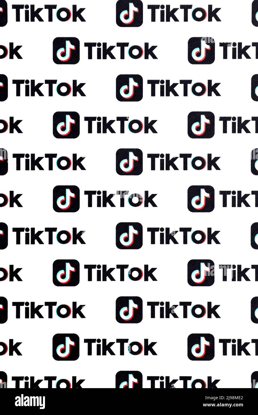 TERNOPIL, UKRAINE - 2. MAI 2022: Viele TikTok-Logos auf Papier gedruckt. TikTok oder Douyin ist ein berühmter chinesischer Kurzform-Video-Hosting-Service von Byt Stockfoto