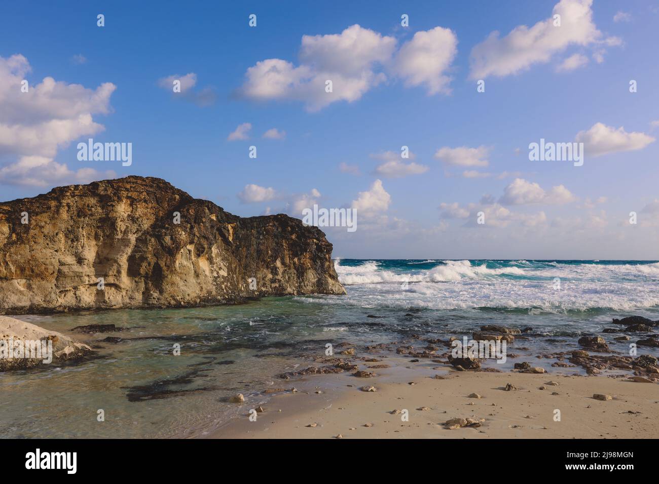 Windige und felsige Küste des Mittelmeers in der Stadt Marsa Matruh unter blauem wolkigen Himmel ohne Menschen in der Nähe, Ägypten Stockfoto