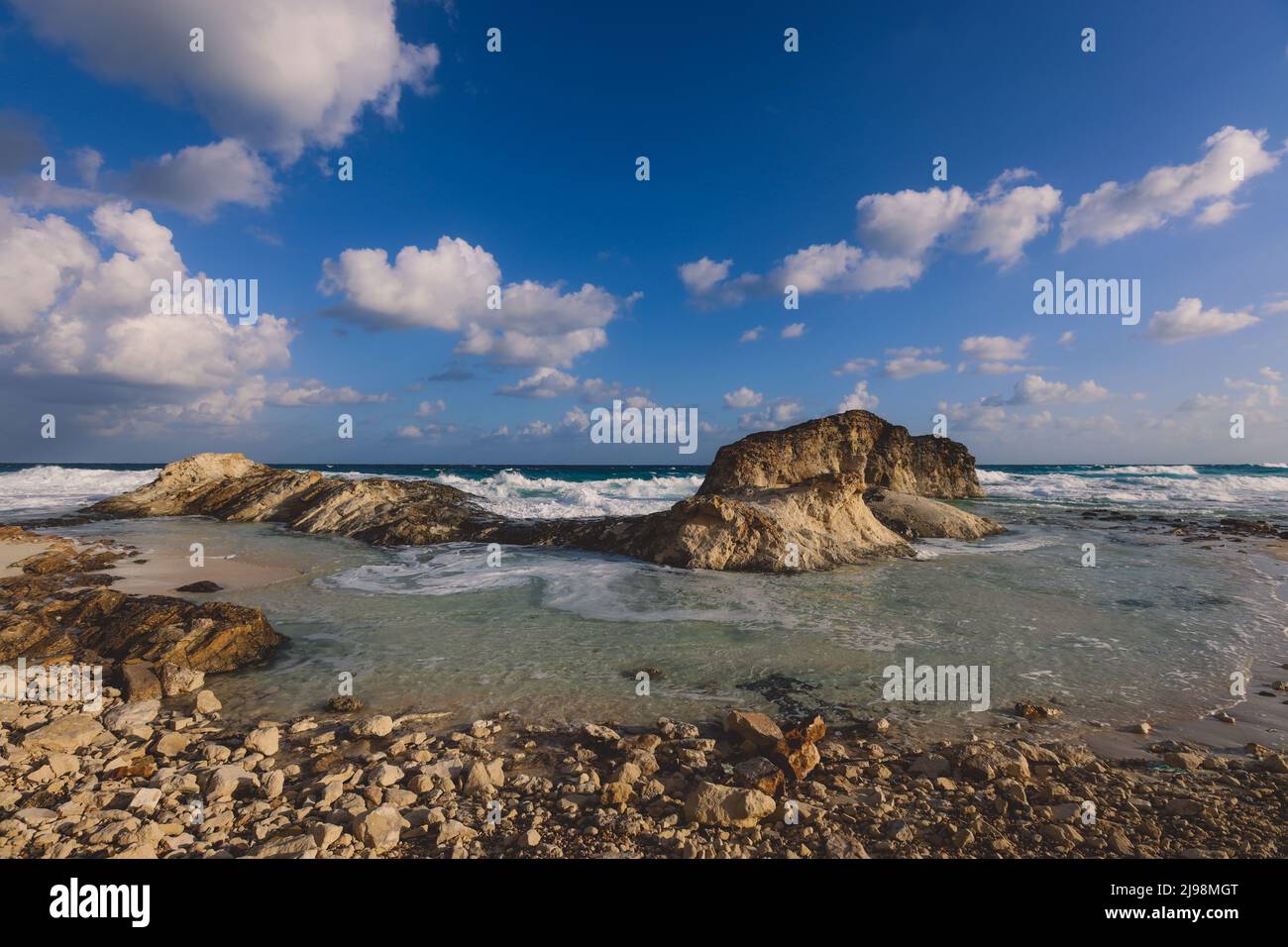 Windige und felsige Küste des Mittelmeers in der Stadt Marsa Matruh unter blauem wolkigen Himmel ohne Menschen in der Nähe, Ägypten Stockfoto