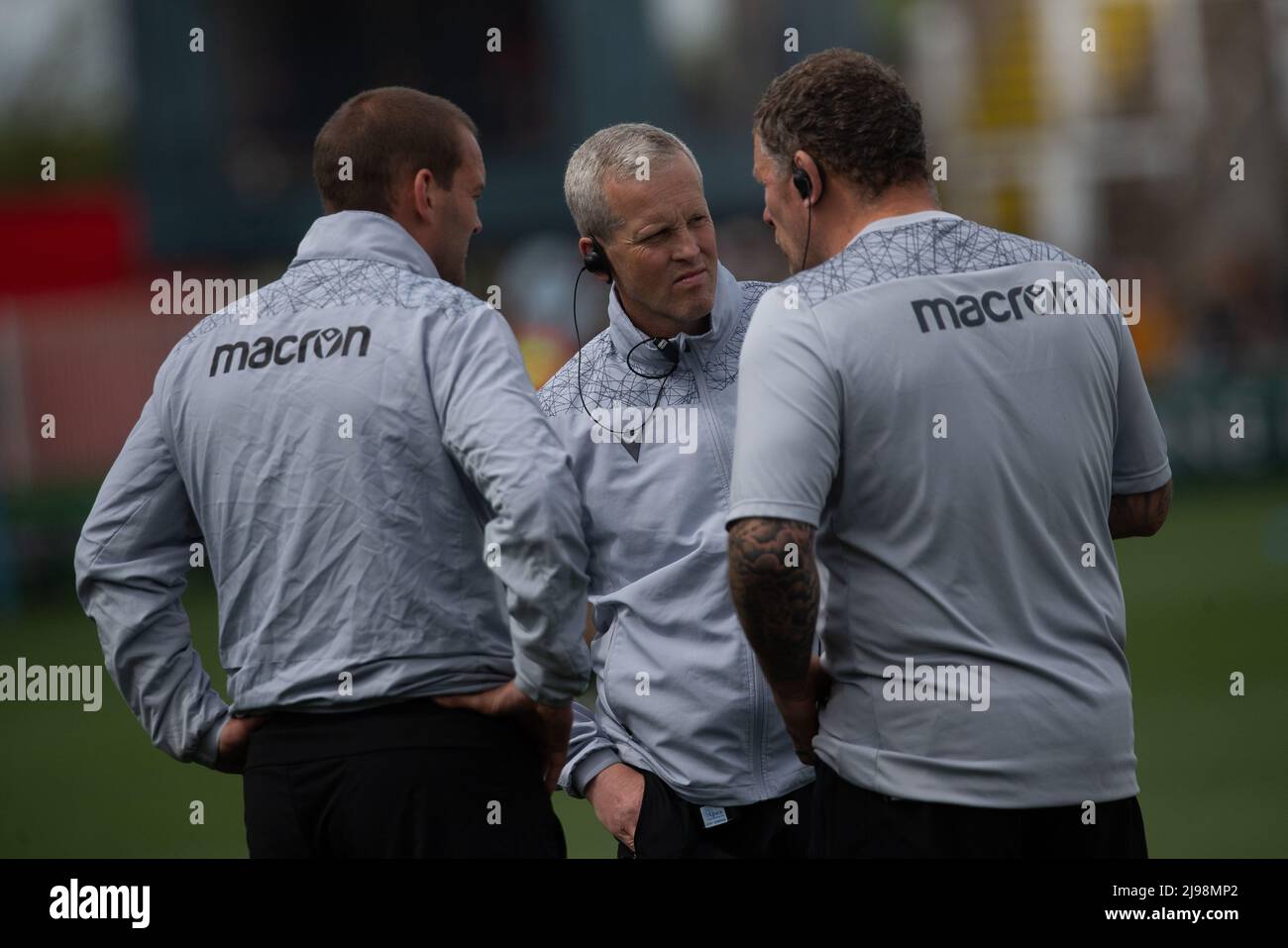 Newcastle, Großbritannien. 12. März 2022. NEWCASTLE UPON TYNE, GROSSBRITANNIEN. MAI 21. Dave Walder von Newcastle Falcons (Mitte - Cheftrainer) chattet mit Micky ward (rechts) und Mark Laycock vor dem Gallagher Premiership-Spiel zwischen Newcastle Falcons und Leicester Tigers im Kingston Park, Newcastle am Samstag, den 21.. Mai 2022. (Kredit: Chris Lishman | MI News) Kredit: MI Nachrichten & Sport /Alamy Live News Stockfoto