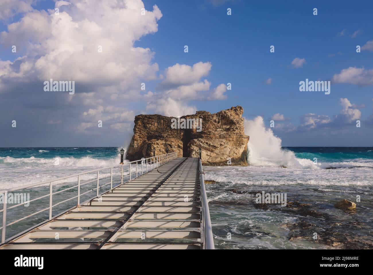 Holzbrücke zur Steinsteinformation am Kleopatra-Strand an der Mittelmeerküste in der Nähe der Stadt Marsa Matruh, Ägypten Stockfoto