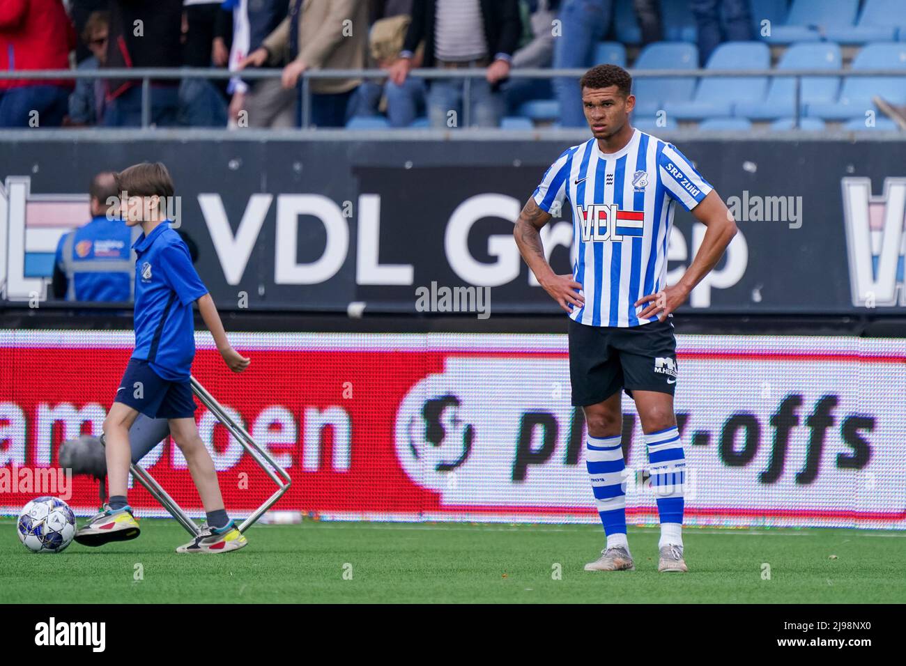 EINDHOVEN, NIEDERLANDE - 21. MAI: Justin Ogenia vom FC Eindhoven sieht während der niederländischen Keukenkampioendivisie-Playoffs im Halbfinale des zweiten Beins zwischen dem FC Eindhoven und ADO Den Haag am 21. Mai 2022 im Jan Louwers Stadion in Eindhoven, Niederlande, niedergeschlagen aus (Foto: Jeroen Meuwsen/Orange Picts) Stockfoto