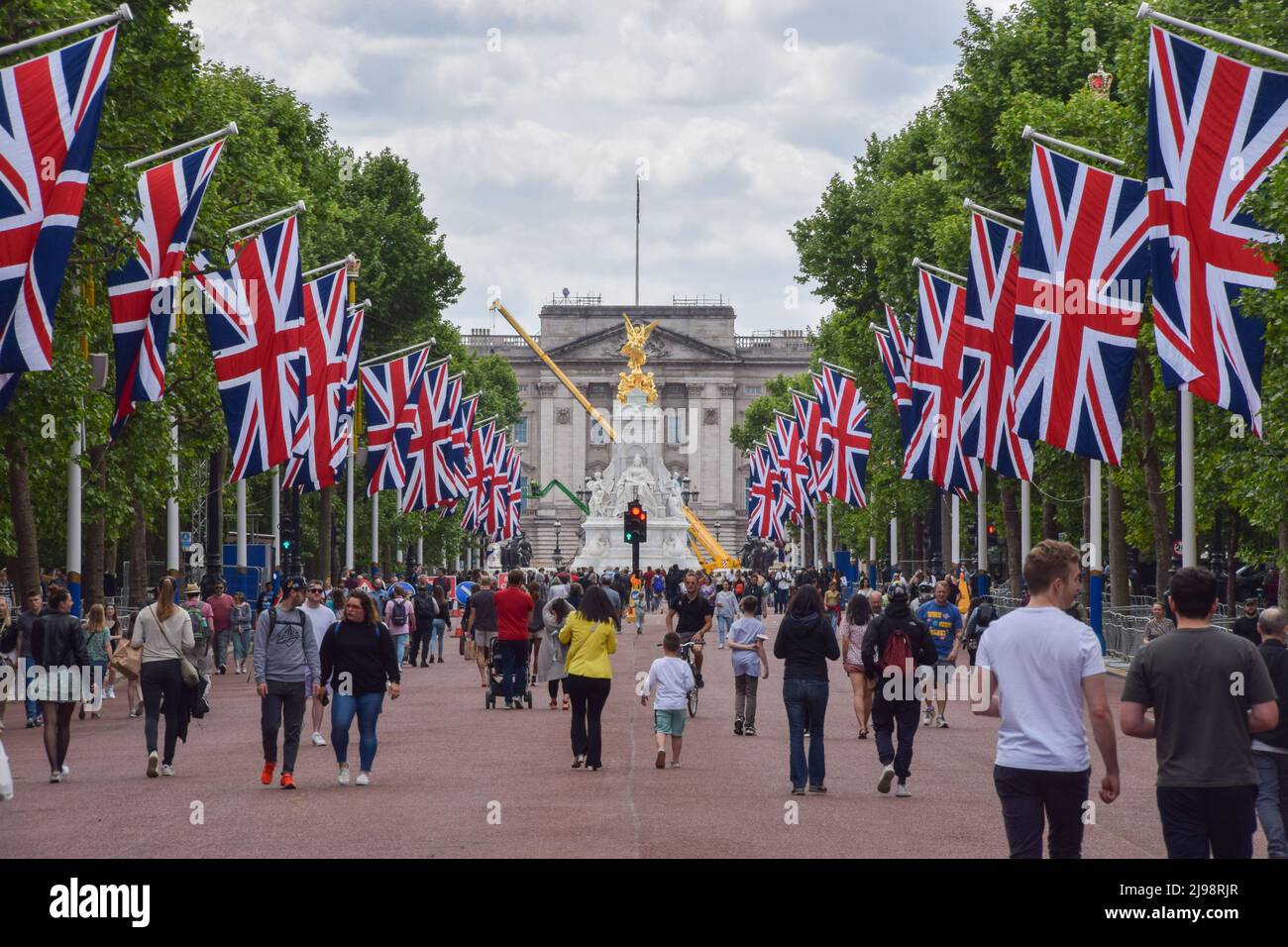 London, Großbritannien. 21. Mai 2022. Union Jack Flaggen schmücken die Mall für das Platin-Jubiläum der Königin, anlässlich des 70.. Jahrestages der Thronbesteigung der Königin. Vom 2.. Bis 5.. Juni findet ein spezielles, erweitertes Platinum Jubilee Weekend statt. Kredit: Vuk Valcic/Alamy Live Nachrichten Stockfoto