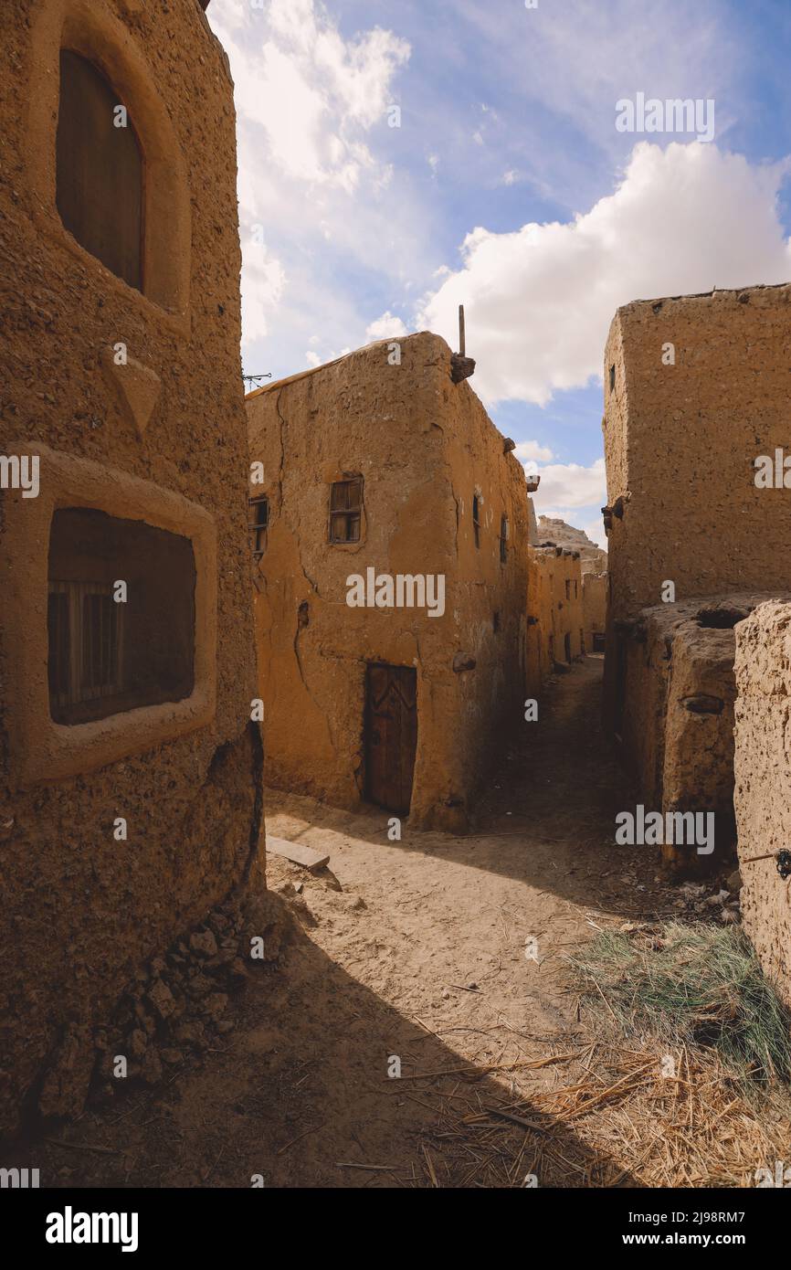Herrlicher Blick auf die Sandsteinmauern und die antike Festung eines alten Shali-Bergdorfes in der Oase Siwa, Ägypten Stockfoto Herrlicher Blick auf die Sandsteinmauern und die antike Festung eines alten Shali-Bergdorfes in der Oase Siwa, Ägypten Stockfoto