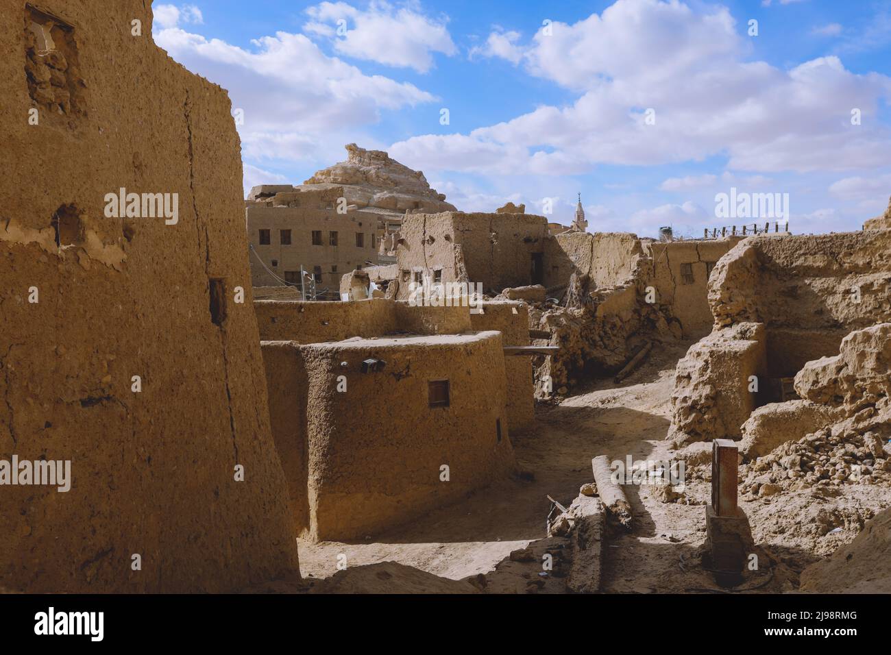Herrlicher Blick auf die Sandsteinmauern und die antike Festung eines alten Shali-Bergdorfes in der Oase Siwa, Ägypten Stockfoto Herrlicher Blick auf die Sandsteinmauern und die antike Festung eines alten Shali-Bergdorfes in der Oase Siwa, Ägypten Stockfoto