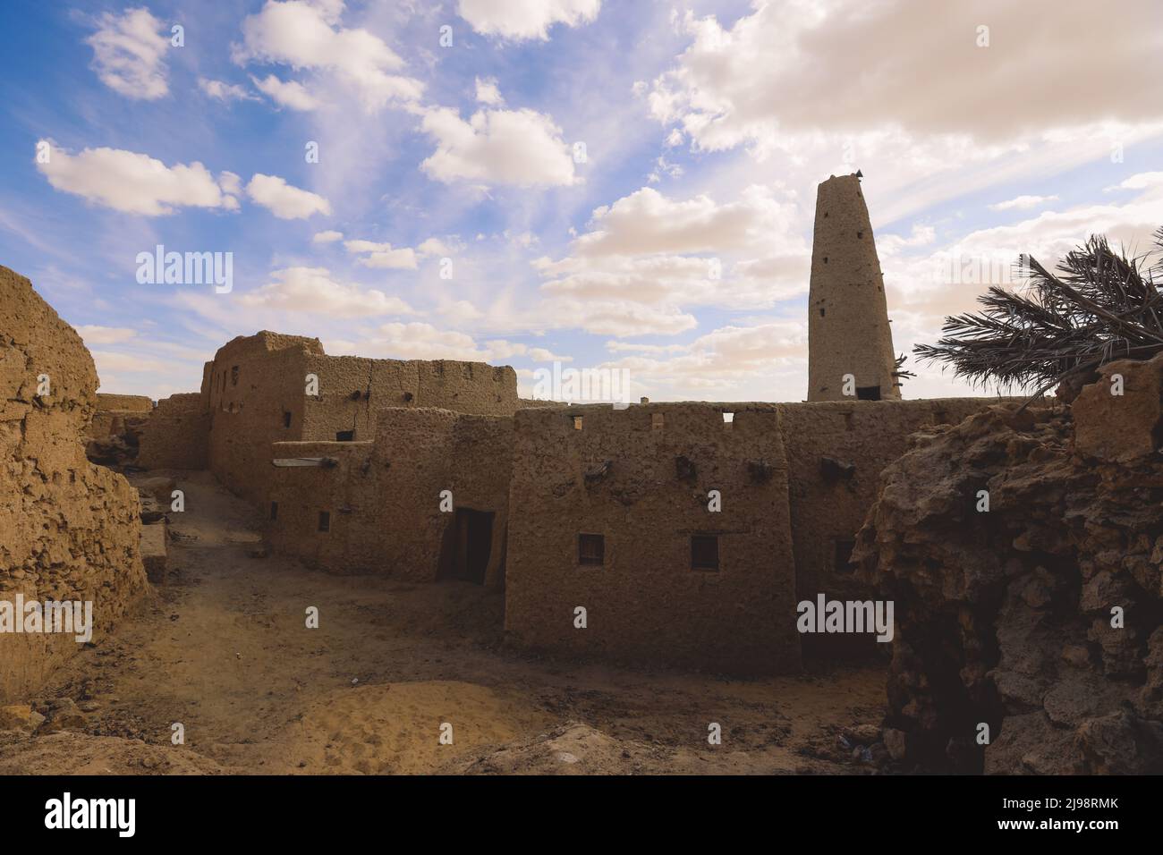 Herrlicher Blick auf die Sandsteinmauern und die antike Festung eines alten Shali-Bergdorfes in der Oase Siwa, Ägypten Stockfoto Herrlicher Blick auf die Sandsteinmauern und die antike Festung eines alten Shali-Bergdorfes in der Oase Siwa, Ägypten Stockfoto