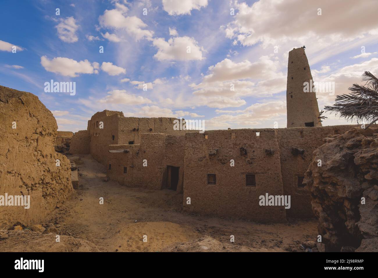Herrlicher Blick auf die Sandsteinmauern und die antike Festung eines alten Shali-Bergdorfes in der Oase Siwa, Ägypten Stockfoto Herrlicher Blick auf die Sandsteinmauern und die antike Festung eines alten Shali-Bergdorfes in der Oase Siwa, Ägypten Stockfoto